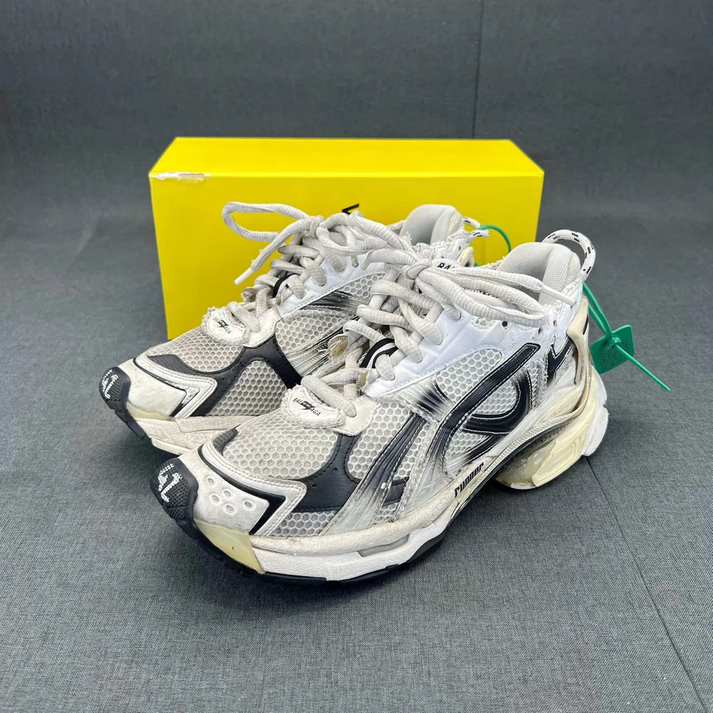 Balenciaga Balenciaga Runner Black/White 42 Size US 9 / EU 42 - 1 Thumbnail