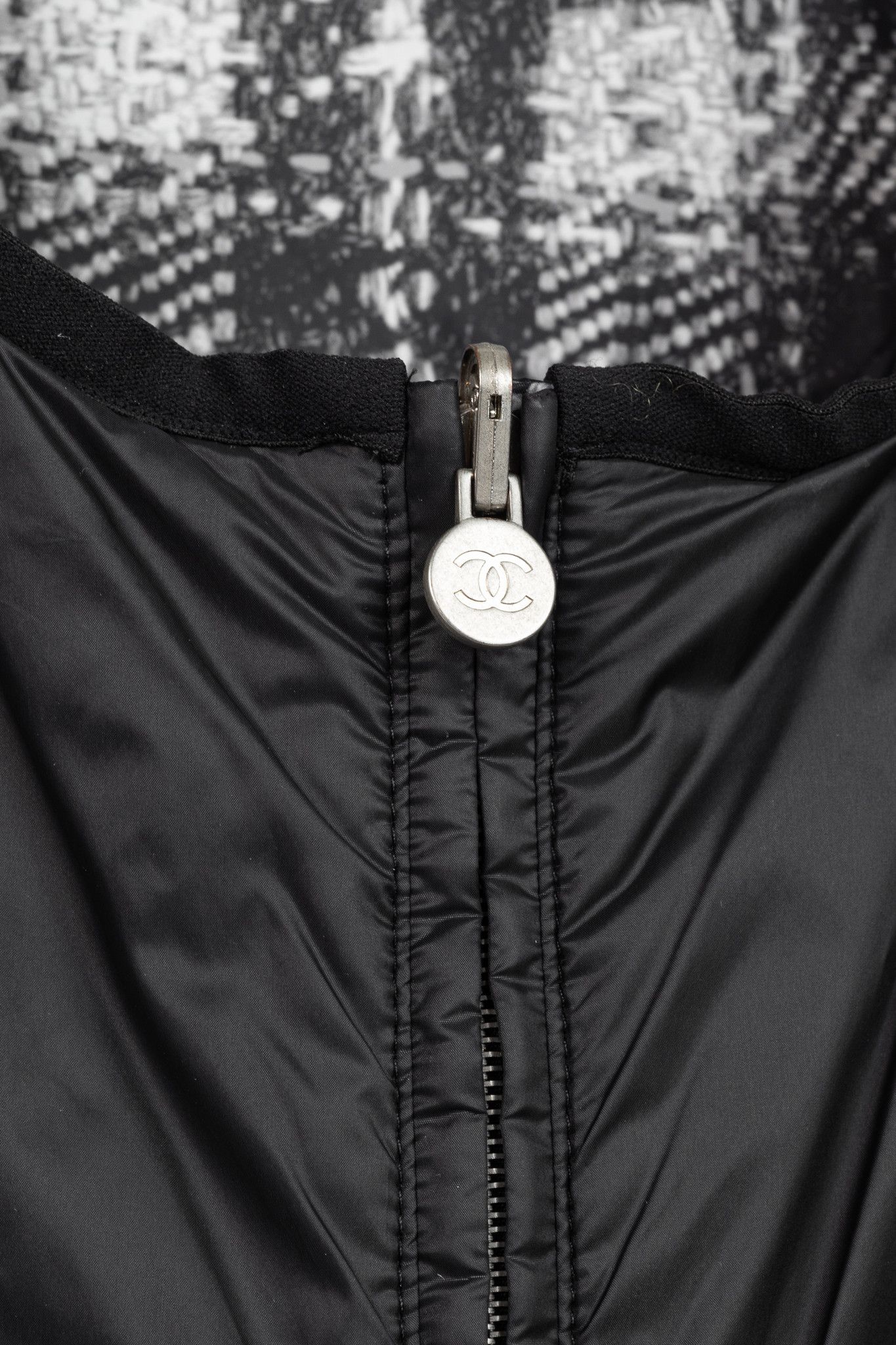 Chanel Chanel Reversible Grey Tweed-Printed & Black Nylon Jacket Size L / US 10 / IT 46 - 16 Thumbnail