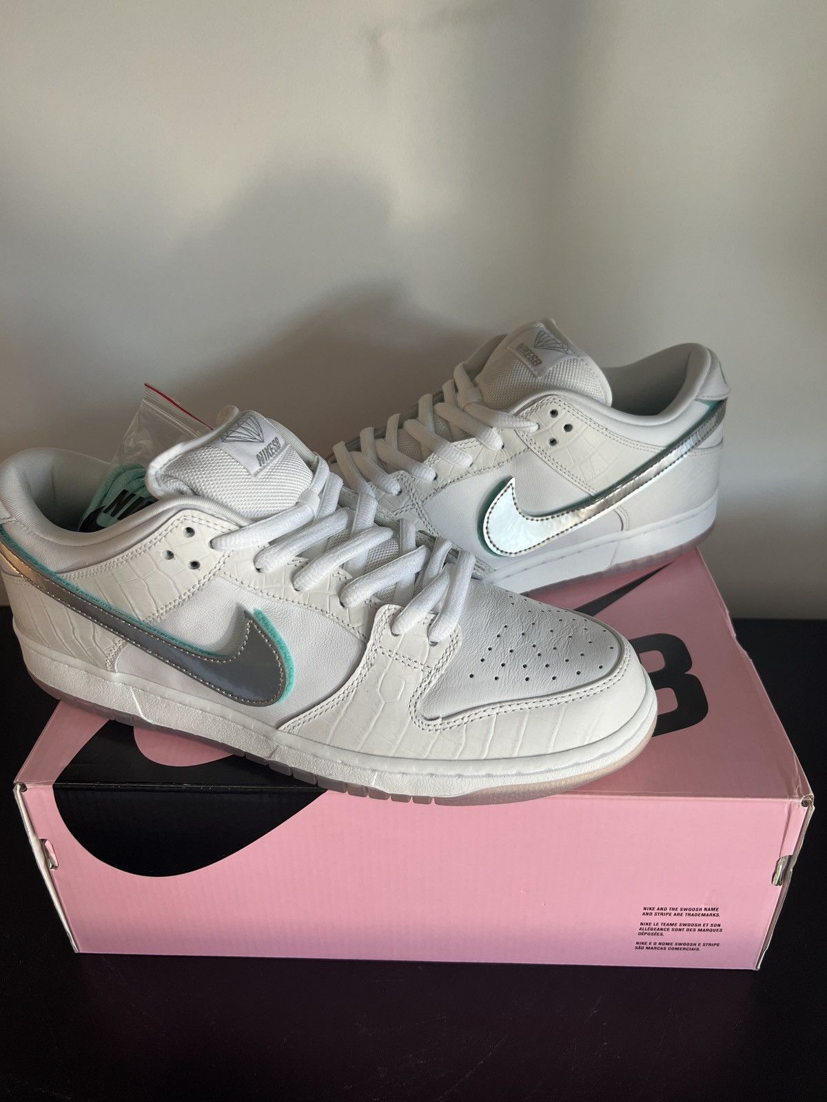 Nike NIKE X DIAMOND SB DUNK LOW PRO WHITE Size US 11.5 / EU 44-45 - 3 Thumbnail