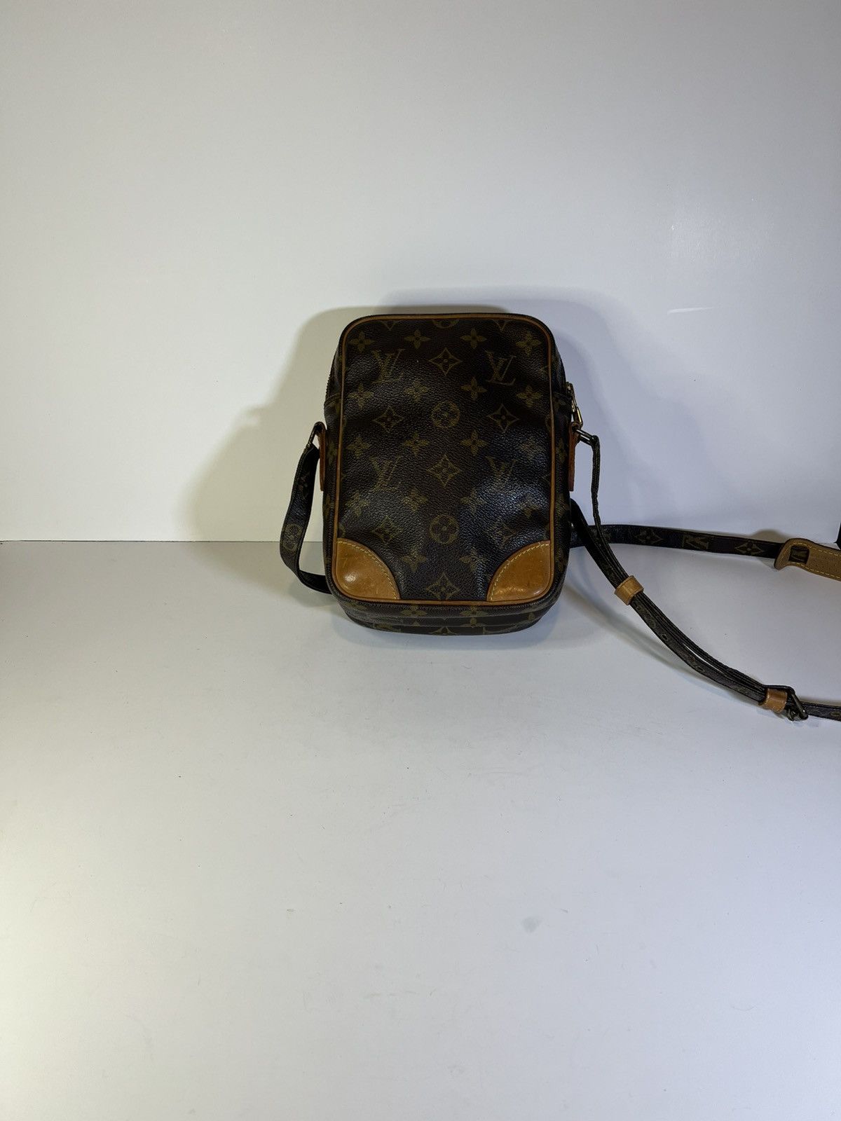Louis Vuitton Louis Vuitton Amazone Monogram Canvas crossbody bag. Adjust Size ONE SIZE - 4 Thumbnail
