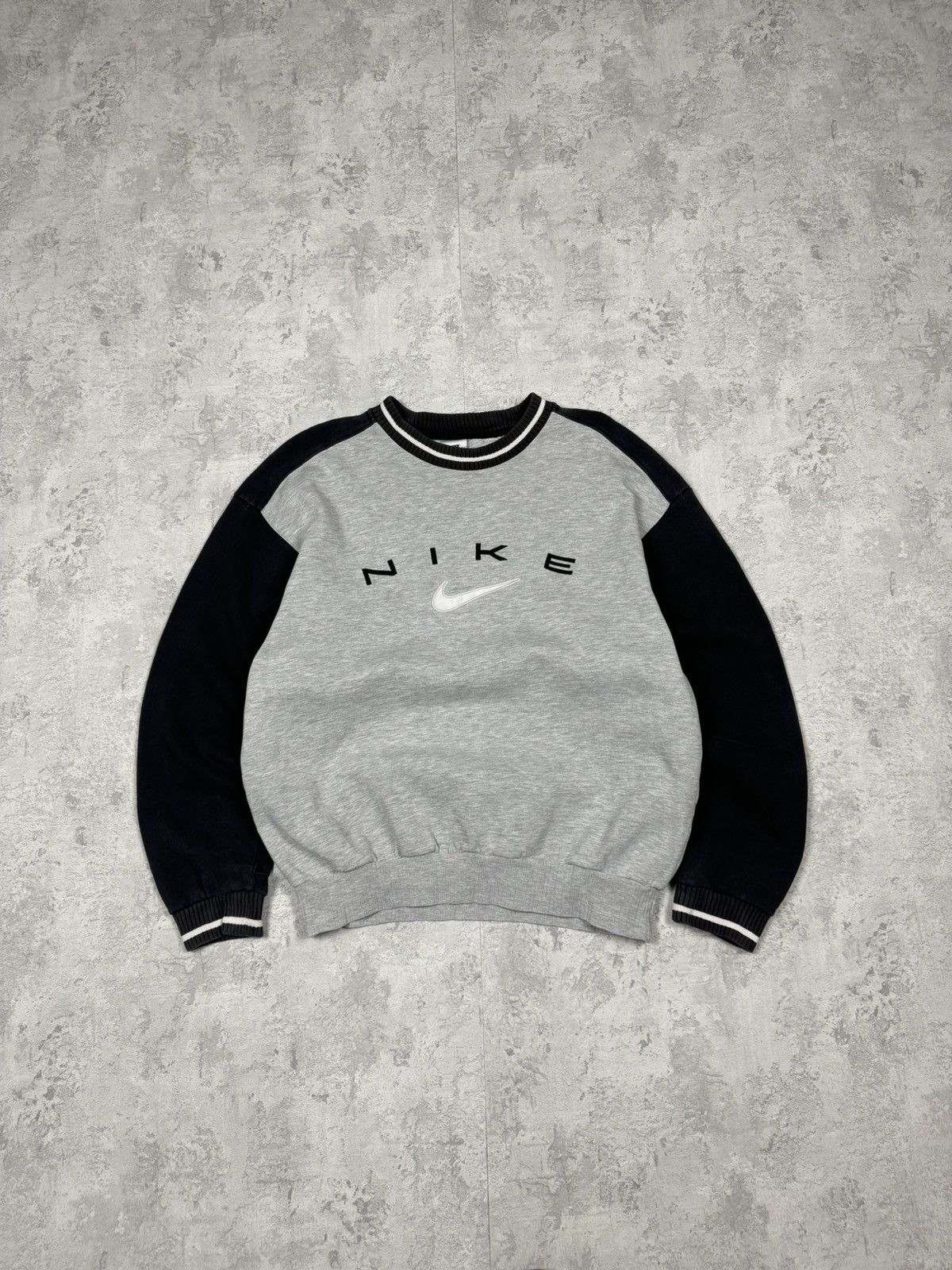 Nike RARE Vintage Nike Sweatshirt Spell Out Embroidered Y2K SizeM Size US M / EU 48-50 / 2 - 1 Thumbnail