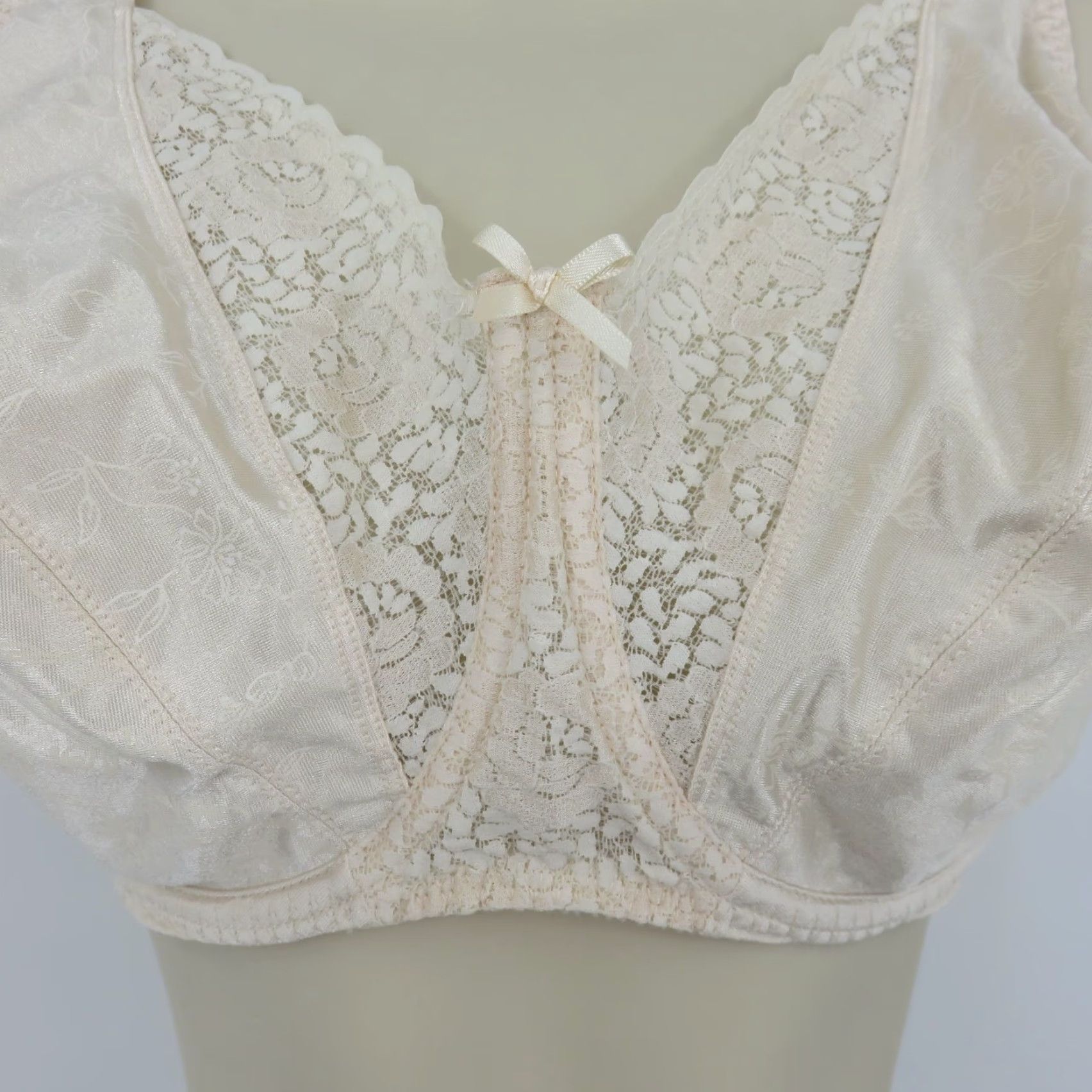 Vintage **Playtex 40DD Cream Floral Underwire Lift Support Bra** User: Playtex 40DD Cream Floral Underwire Lift Support Bra Size ONE SIZE - 4 Thumbnail