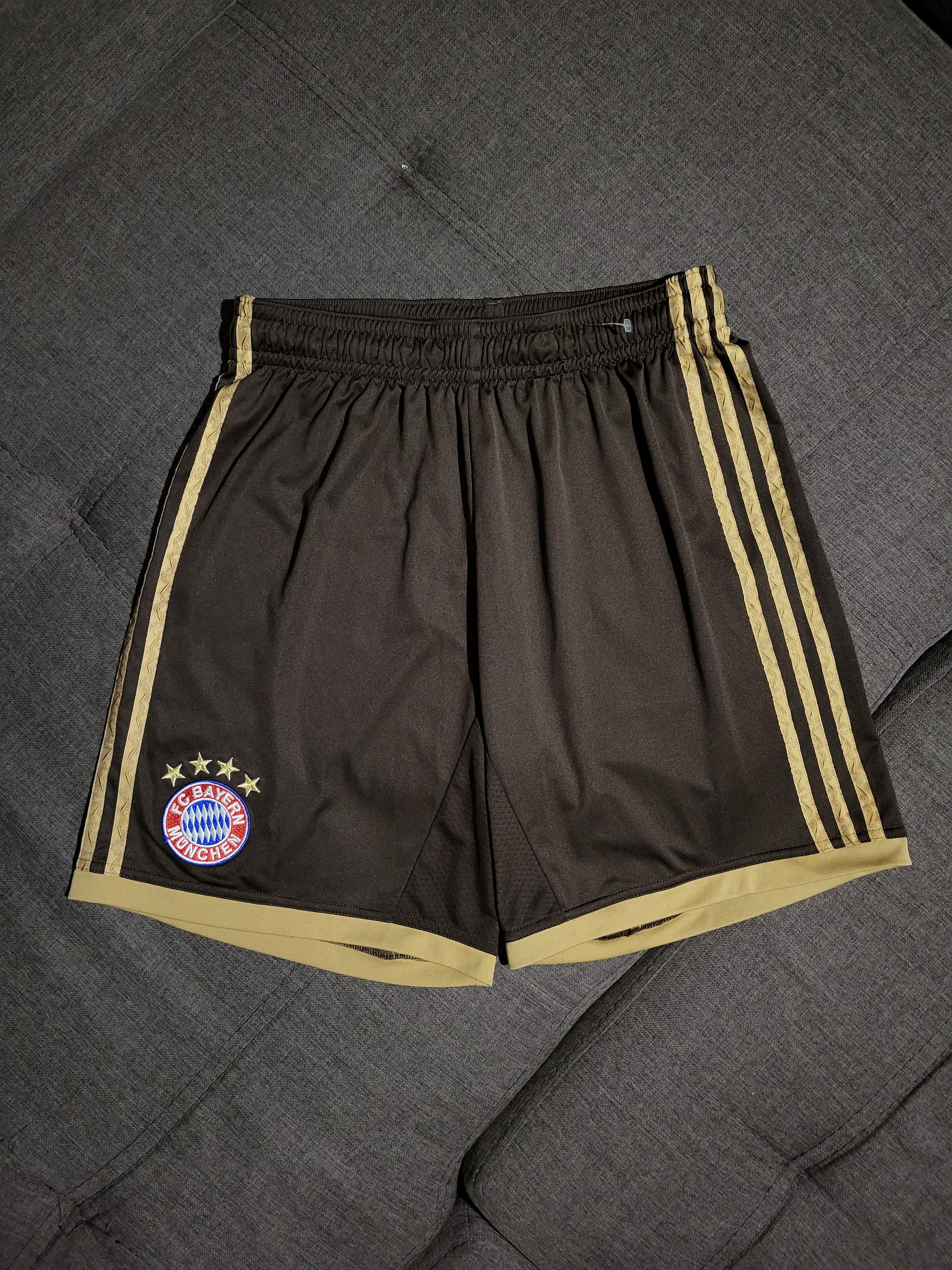 Adidas Vintage ADIDAS FC BAYERN MUNCHEN shorts Size US 32 / EU 48 - 1 Thumbnail