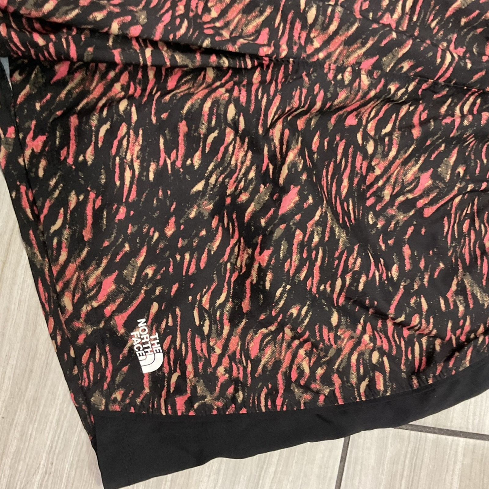 Nike The North Face Circular Design Printed Women’s Shorts Size 26" / US 2 / IT 38 - 4 Thumbnail