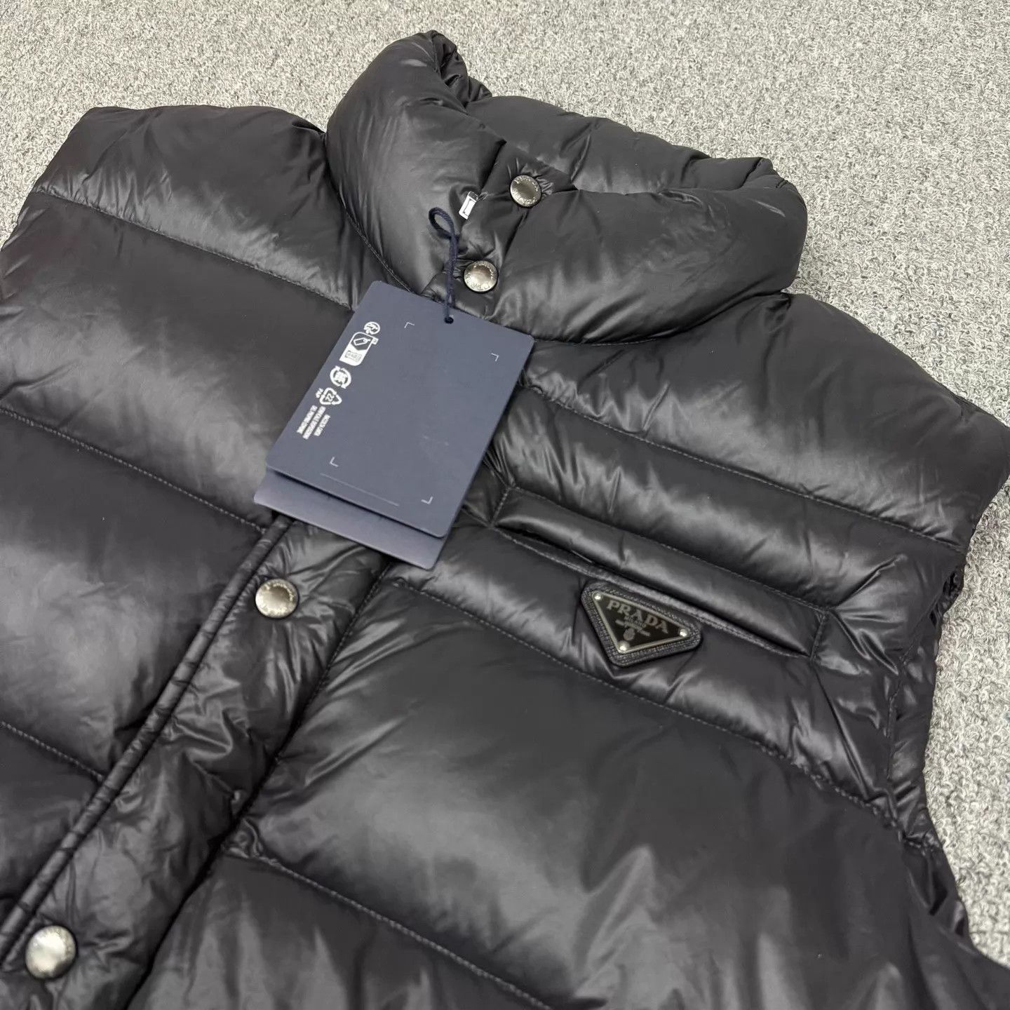Prada Prada black triangle logo down vest 50 Size US M / EU 48-50 / 2 - 3 Thumbnail