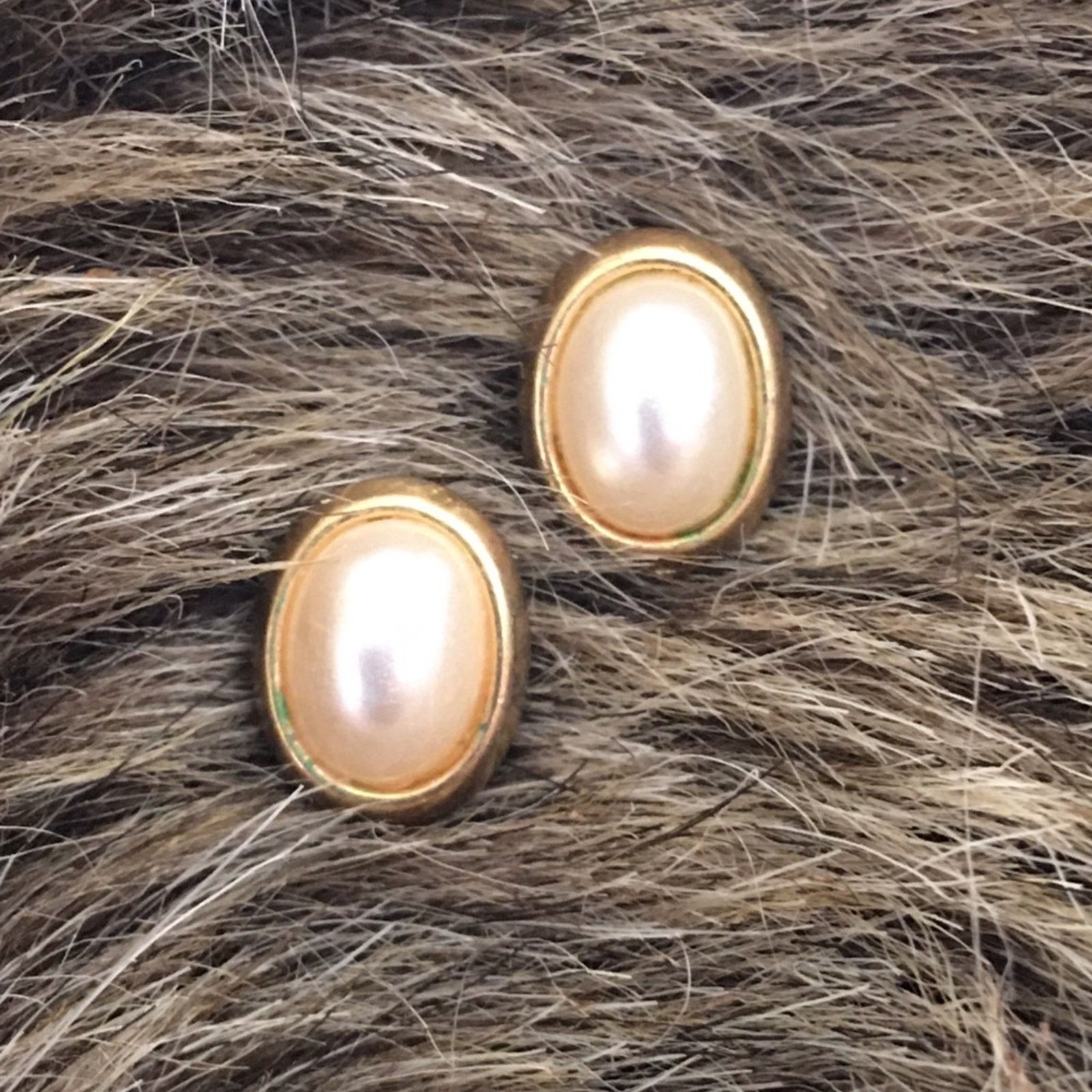 Vintage Vintage gold tone pearl stud pierced earrings Size ONE SIZE - 1 Thumbnail