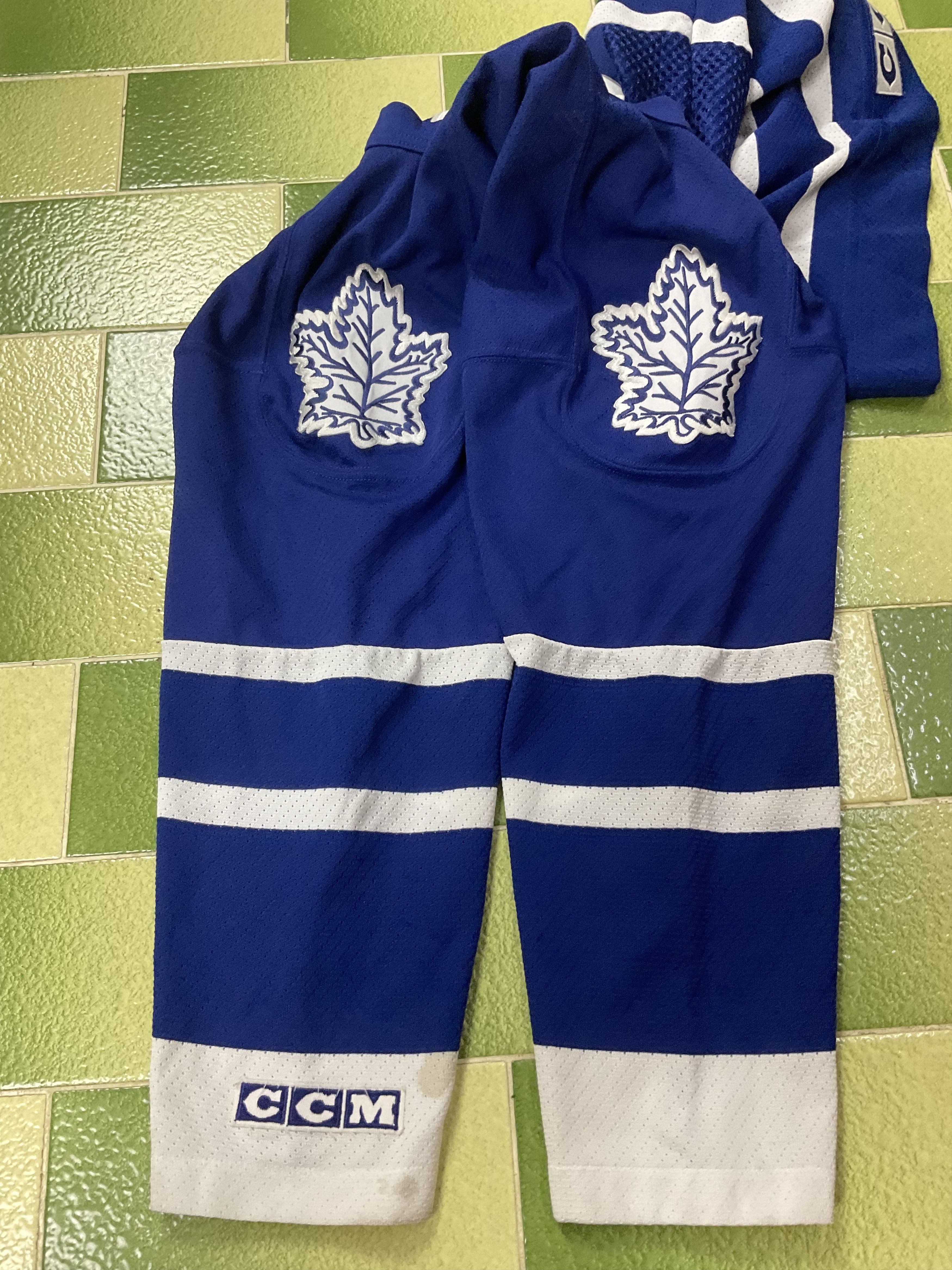 NHL Two Vintage CCM Toronto Maple Leafs jersey & Boys S/M Jersey Size US L / EU 52-54 / 3 - 8 Thumbnail