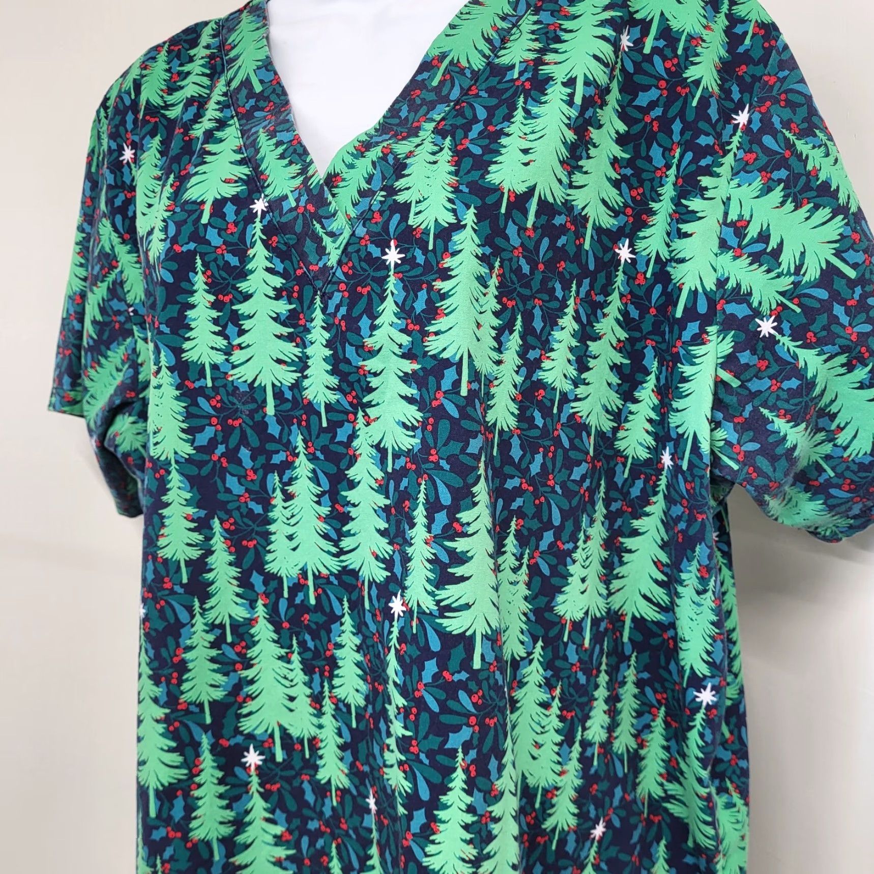 Vintage Uniform Advantage Scrub Top Women XL Green Red Blue Winter Trees Christmas Patterns Nurse... Size XL / US 12-14 / IT 48-50 - 2 Thumbnail