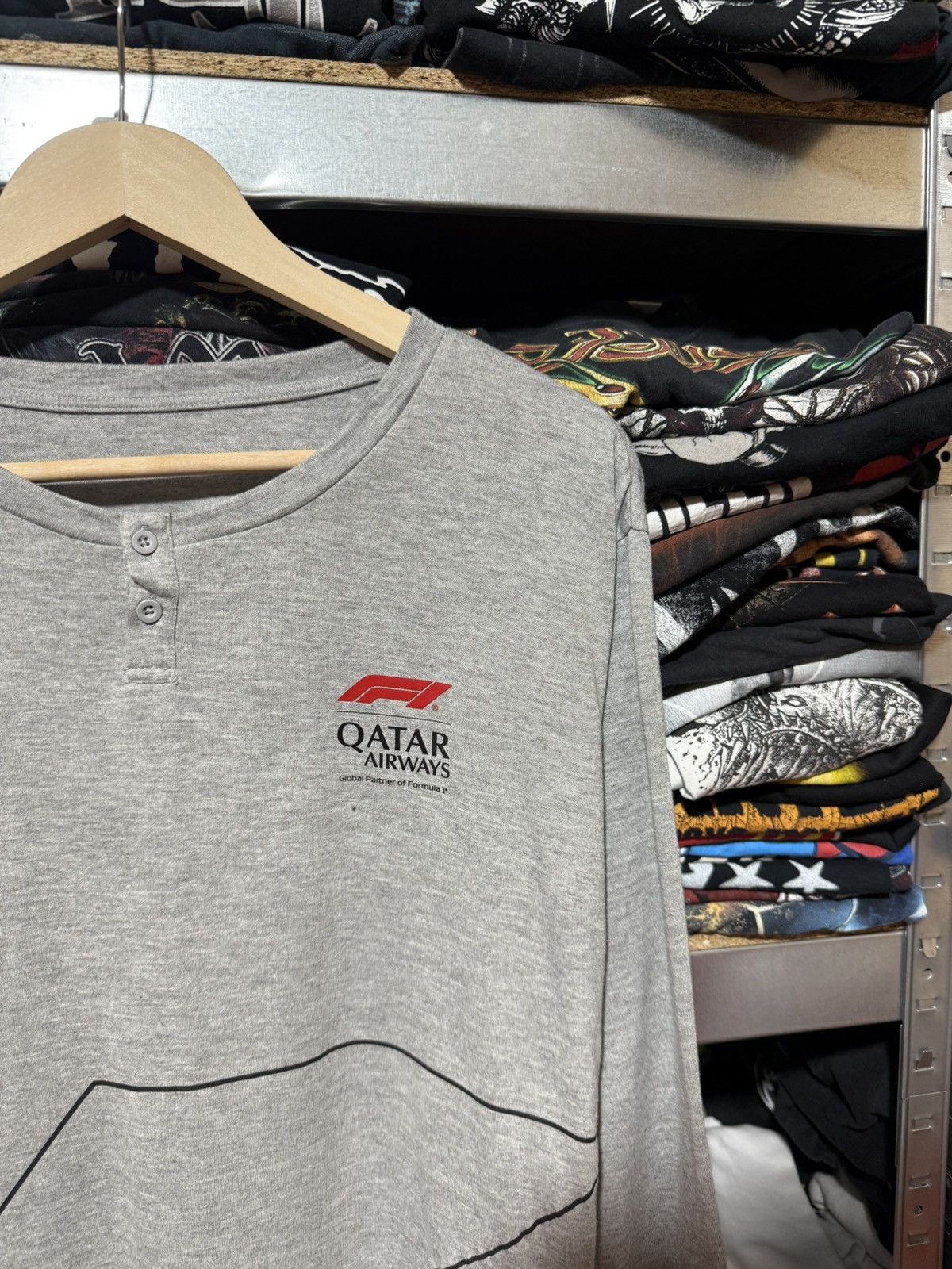 Formula 1 Rare Quatar Airways Formula 1 Racing Long Sleeve T-Shirt Size US L / EU 52-54 / 3 - 3 Thumbnail