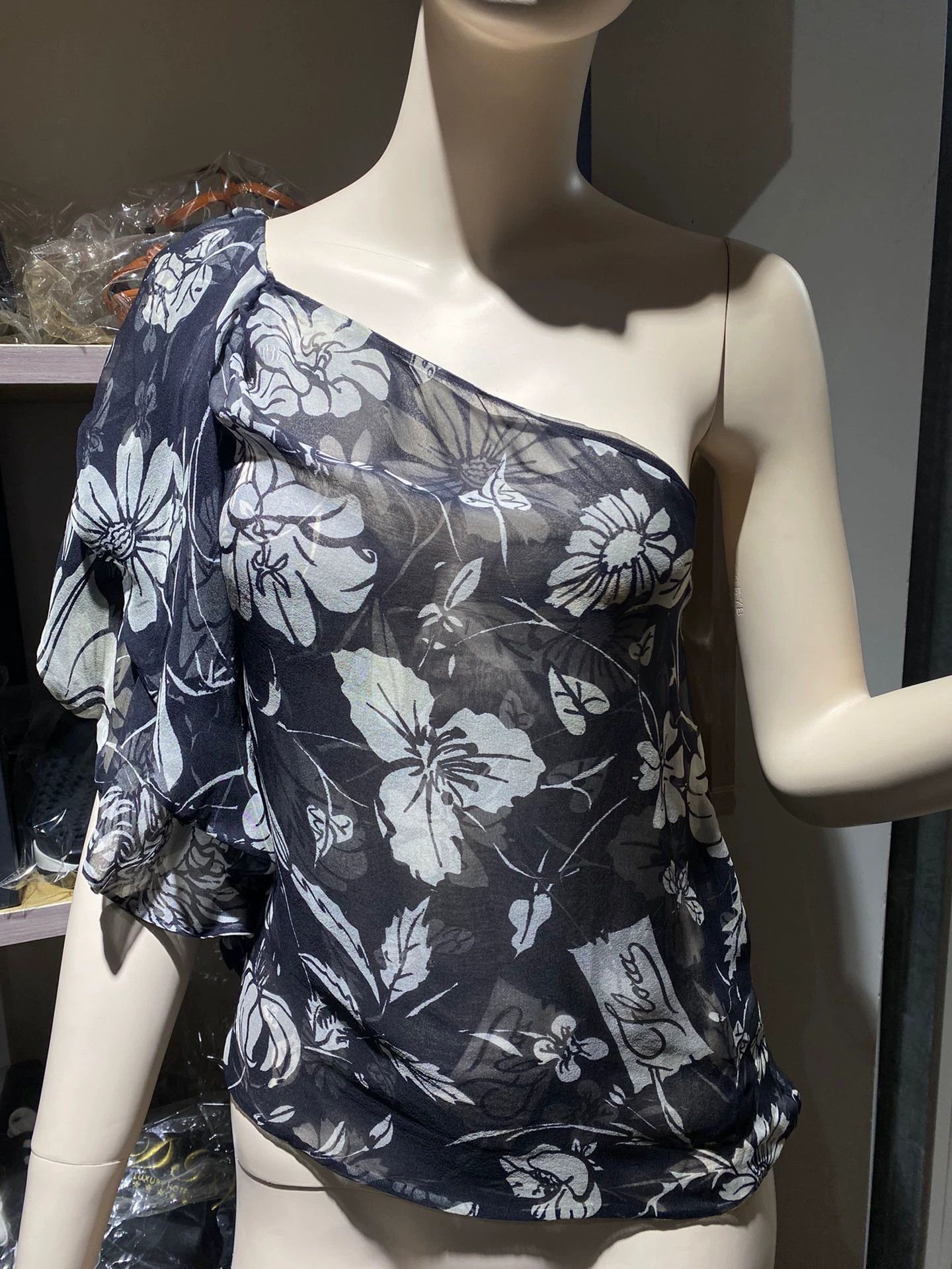 Gucci gucci women's silk short-sleeve top Size S / US 4 / IT 40 - 1 Thumbnail