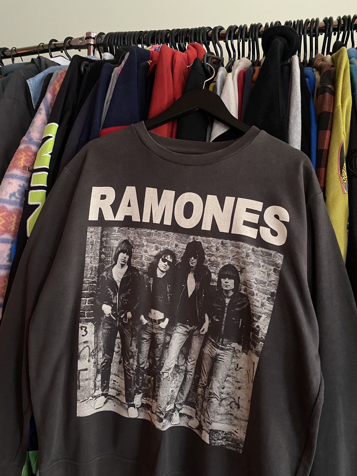 Band Tees VINTAGE RAMONES BAND SWEATSHIRT Y2k Size US XL / EU 56 / 4 - 2 Thumbnail