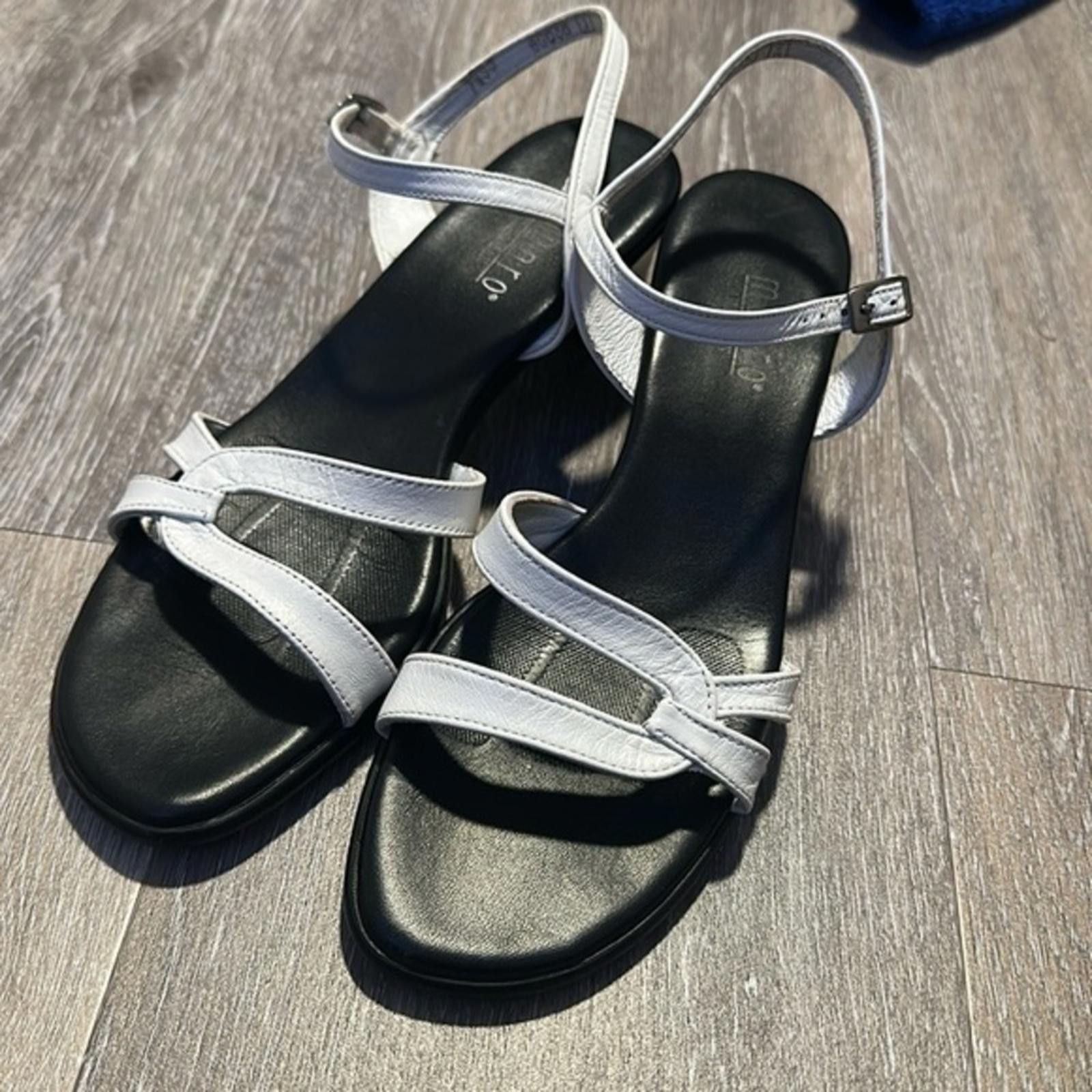 munoz vrandecic Munro Leather Heels 7.5 strappy sandal white black luxury Size US 7.5 / IT 37.5 - 3 Thumbnail