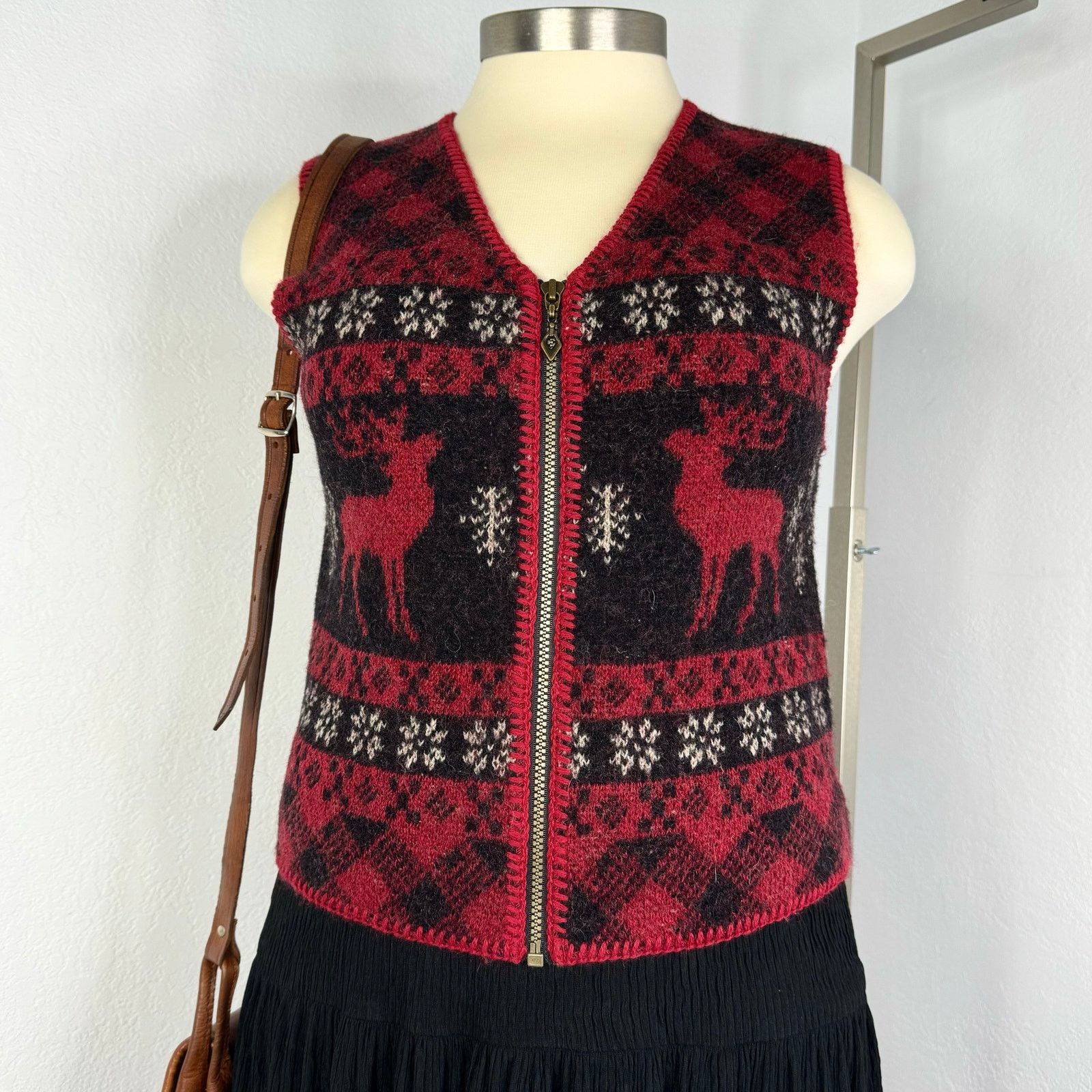Vintage Vintage 100% Wool Red V-Neck Zip Up Sweater Vest ALPS Medium Size M / US 6-8 / IT 42-44 - 1 Thumbnail