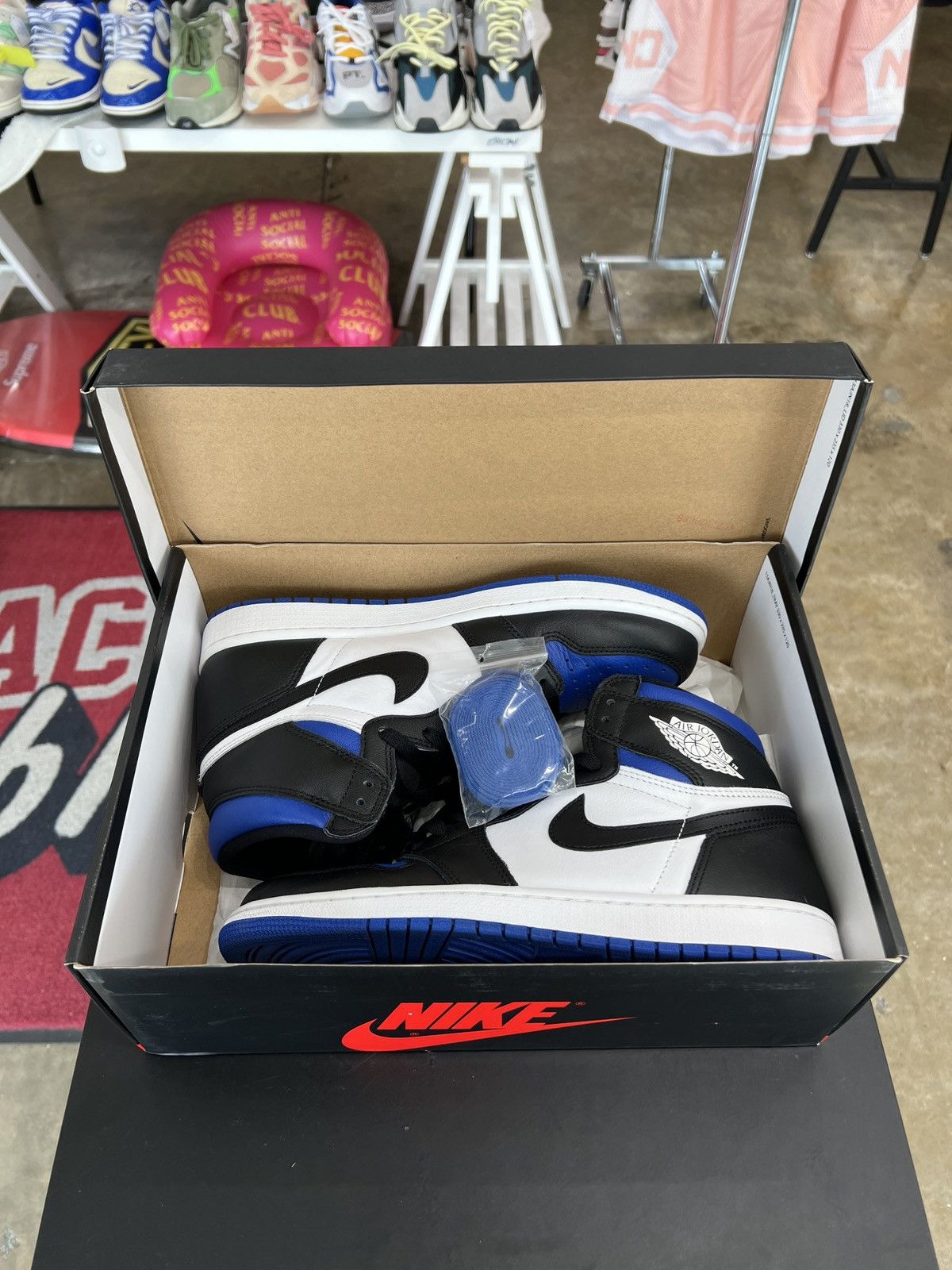 Jordan Brand Air Jordan 1 High Royal Toe Size 10 (2020) Size US 10 / EU 43 - 10 Thumbnail