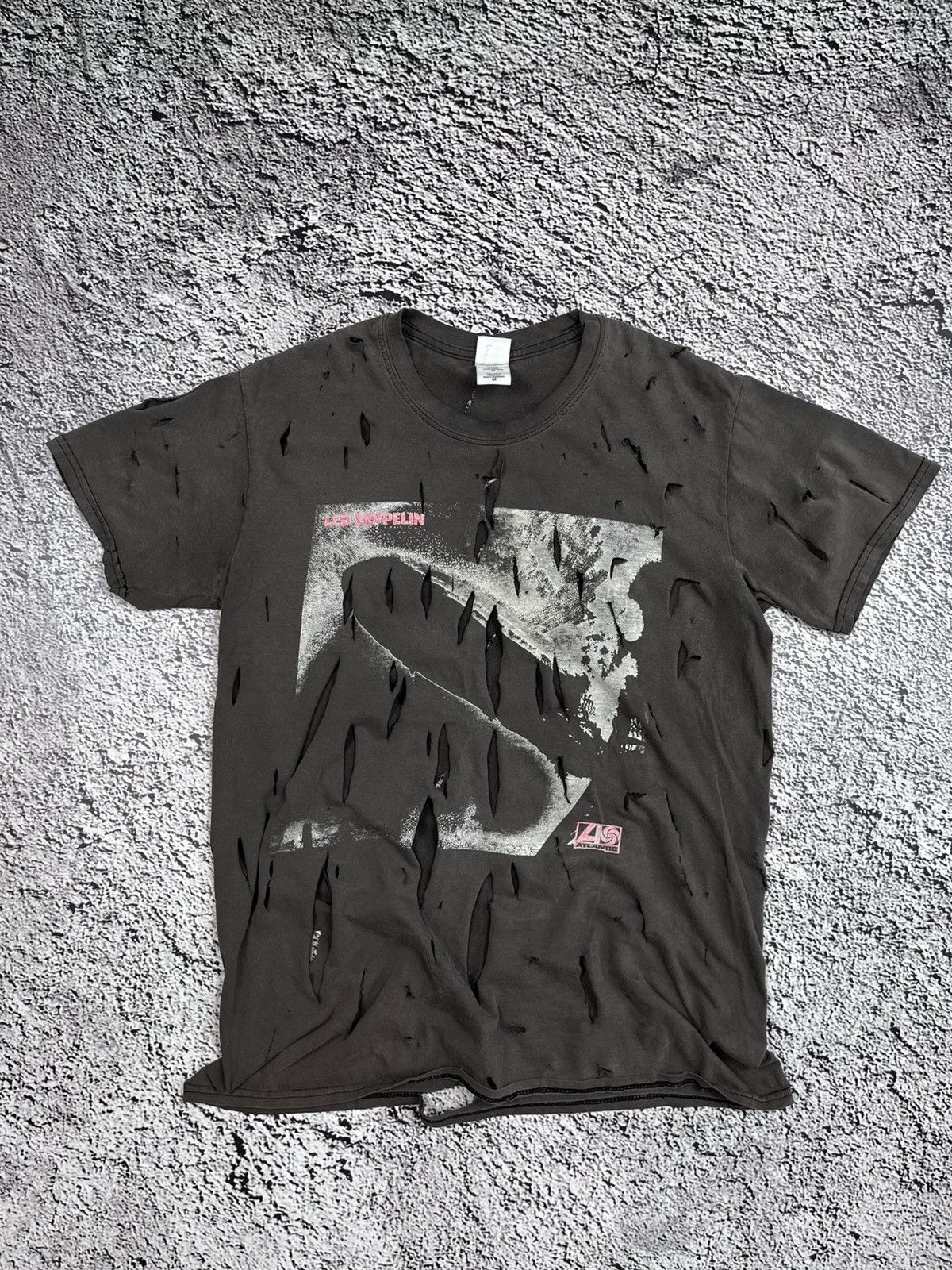 Band Tees Vintage Y2K Led Zeppelin trashed distressed faded logo tee M Size US M / EU 48-50 / 2 - 1 Thumbnail