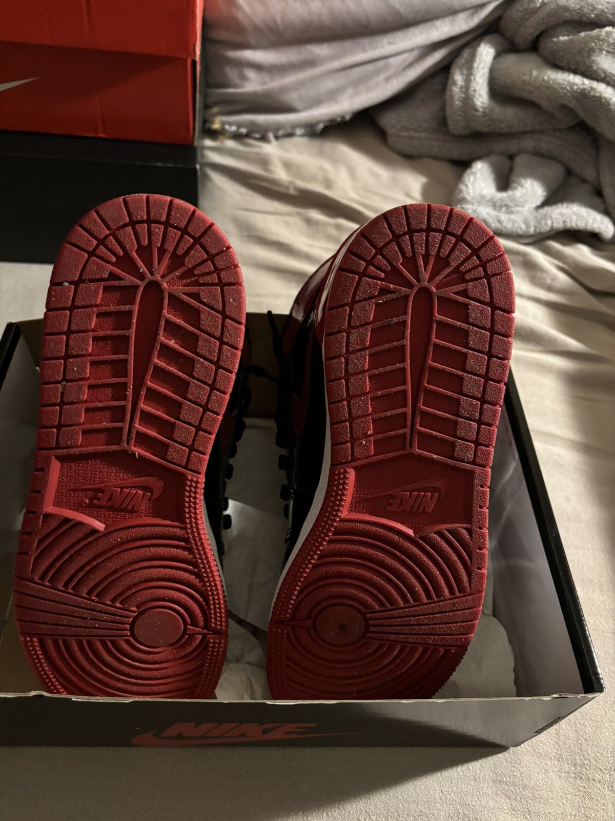 Jordan Brand × Nike Air Jordan 1 Retro High OG ‘Patent Bred’ Size US 7 / EU 40 - 4 Thumbnail