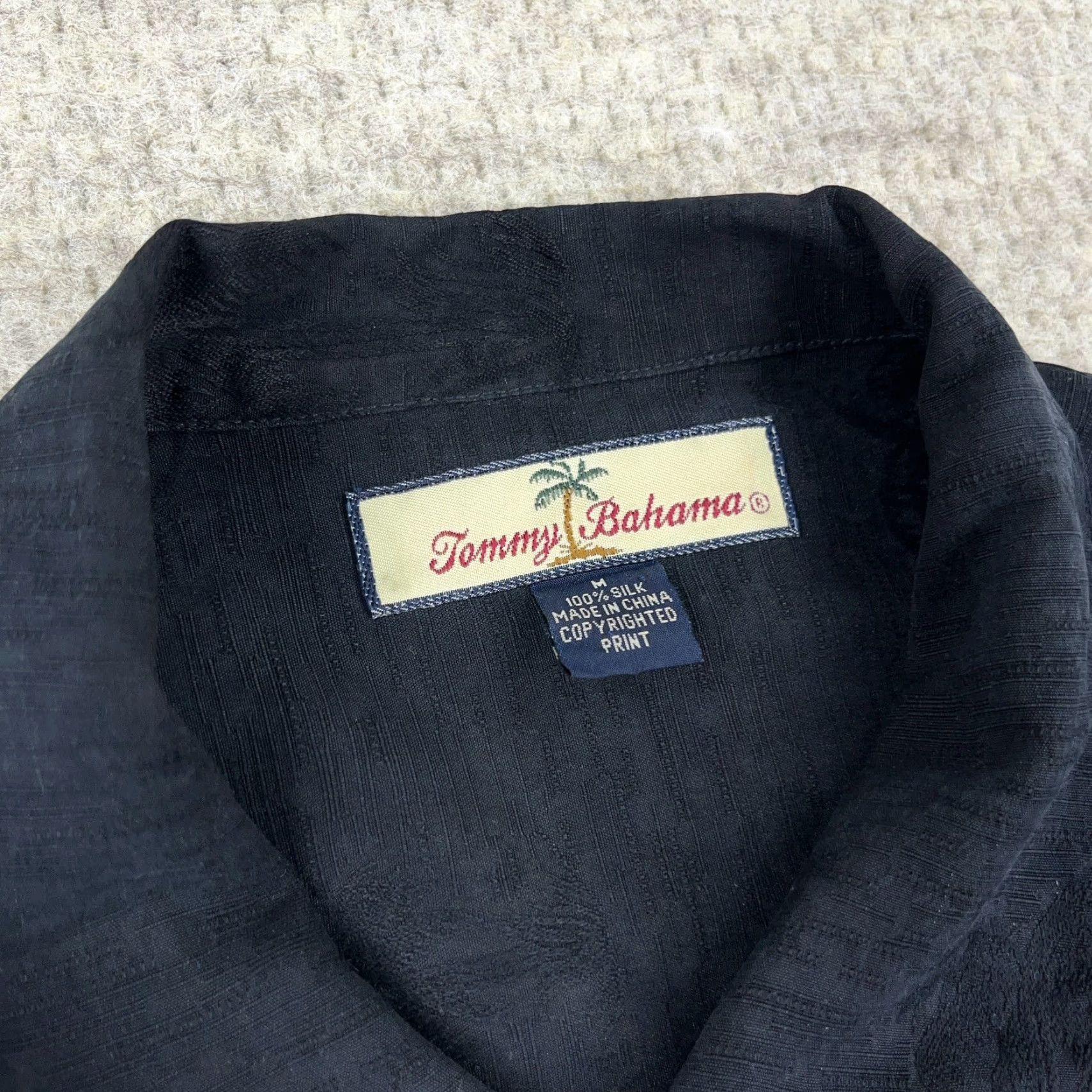 Tommy Bahama Tommy Bahama Shirt Men Medium Black Silk Button-Up Hawaiian Camp Pineapple Palms Size US M / EU 48-50 / 2 - 3 Thumbnail