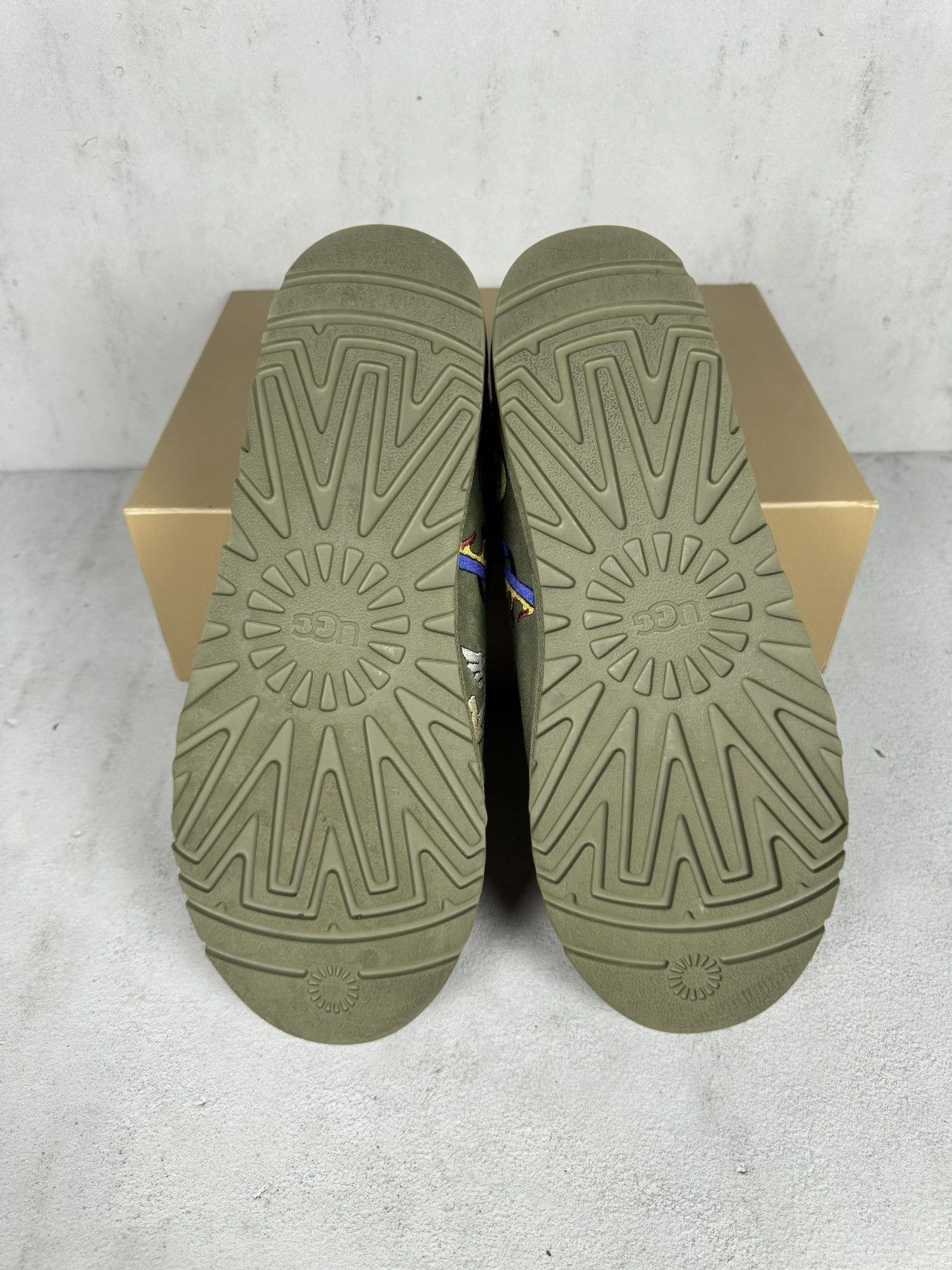 Palace × Ugg Rare Palace x Ugg Tasman Slipper Burnt Olive Size US 12 / EU 45 - 5 Thumbnail