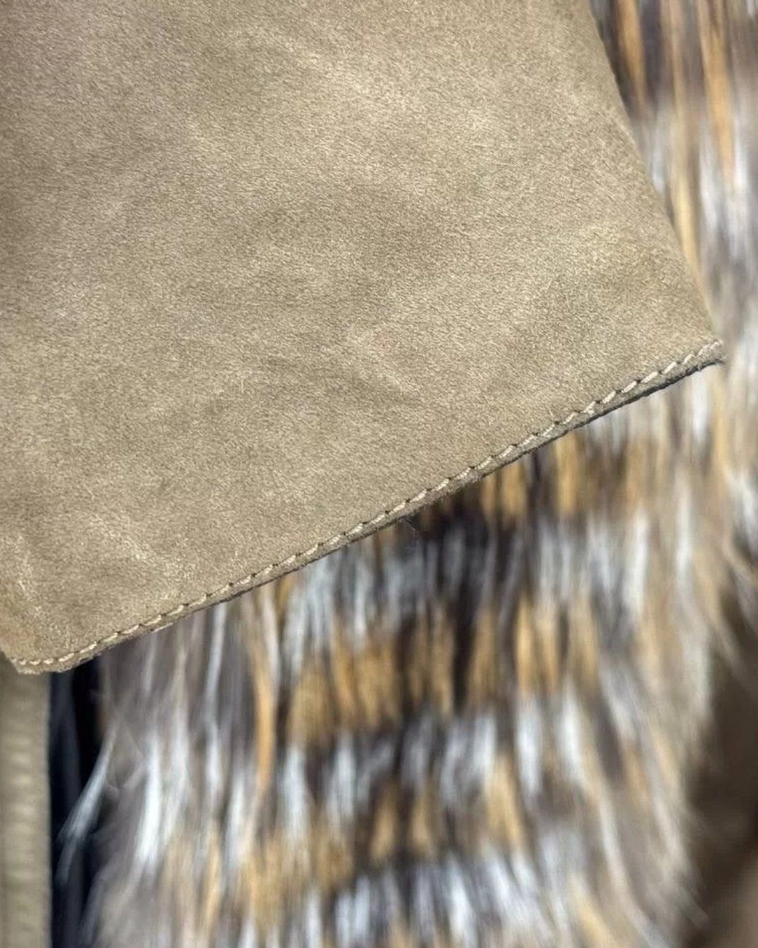 Gucci F/W 2010 RUNWAY SUEDE LEATHER COAT WITH FOX FUR LONG COLLAR Size M / US 6-8 / IT 42-44 - 9 Thumbnail