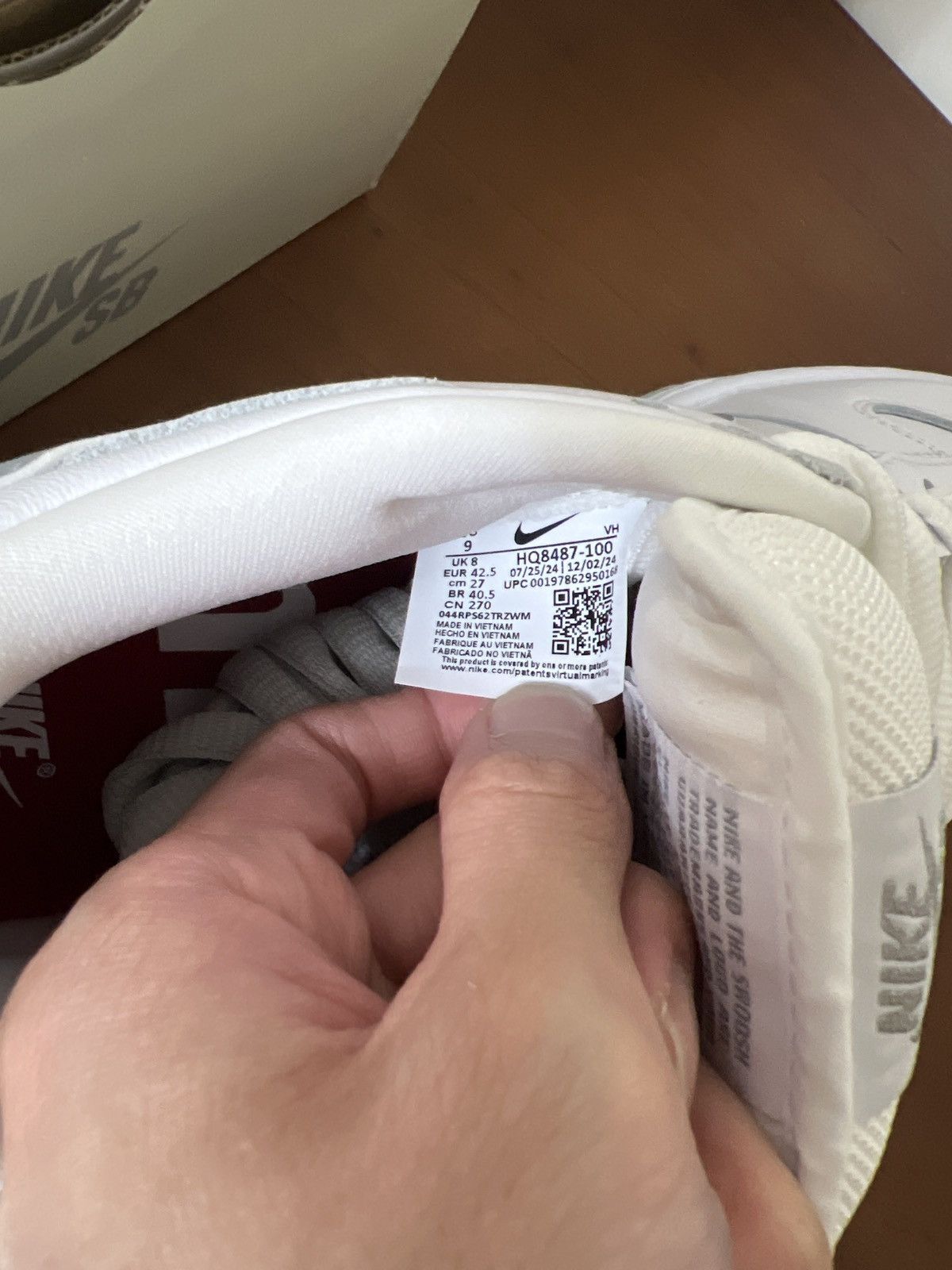 Nike Supreme nike SB dunk low 94 white metallic silver Size US 9 / EU 42 - 17 Thumbnail