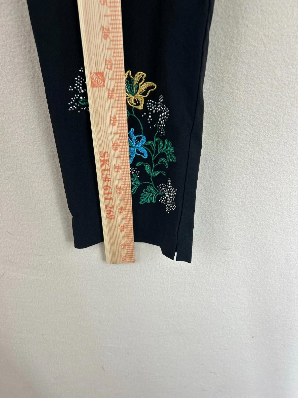Designer Attyre Black Floral Embroidered Audrey Slim Ankle Pants Sz 8 Size 30" / US 8 / IT 44 - 7 Thumbnail