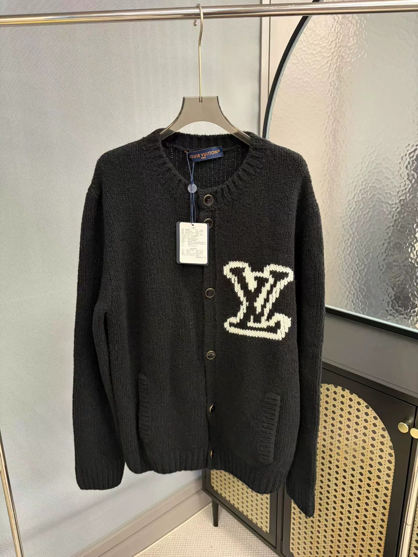 Louis Vuitton NBA カーディガン ブラック Louis Vuitton Louis Vuitton's latest black NBA knit logo cardigan