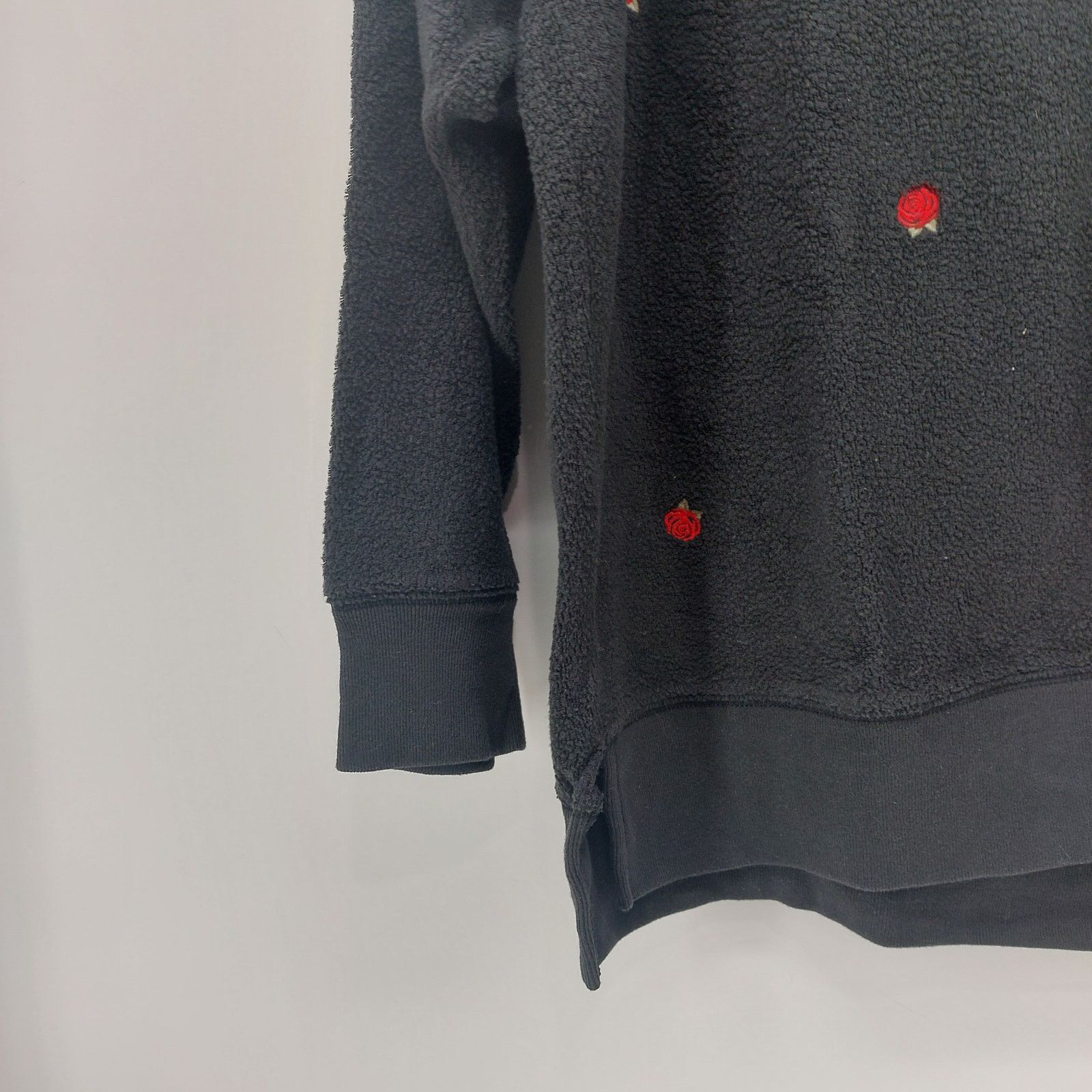 Victoria's Secret Victoria Secret Black Red Rose Sweater Size M Floral Casual Size M / US 6-8 / IT 42-44 - 4 Thumbnail