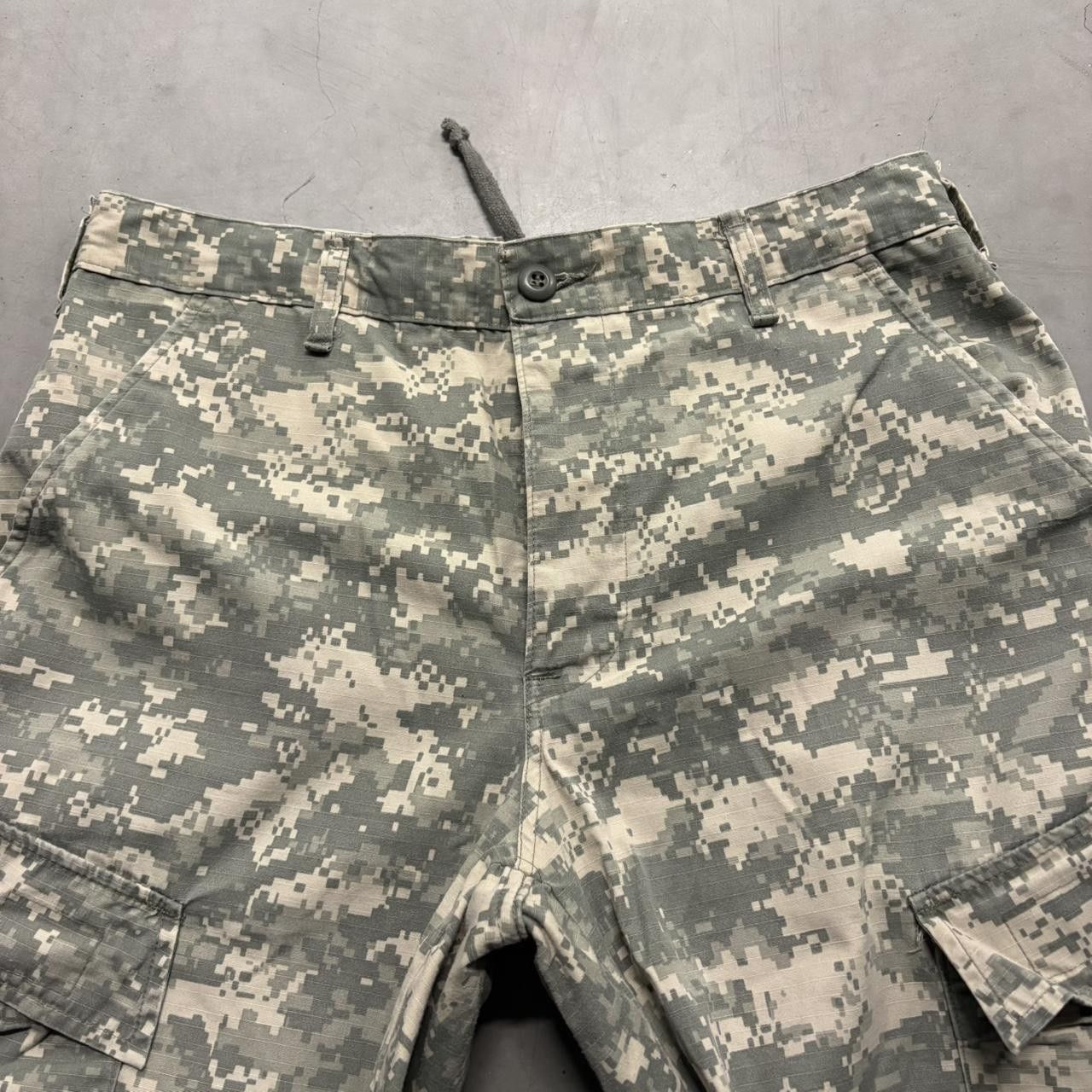 Vintage Crazy Vintage Y2K/2000s Baggy Camo Skater Grunge Military Cargo Pants! Size US 33 - 4 Thumbnail
