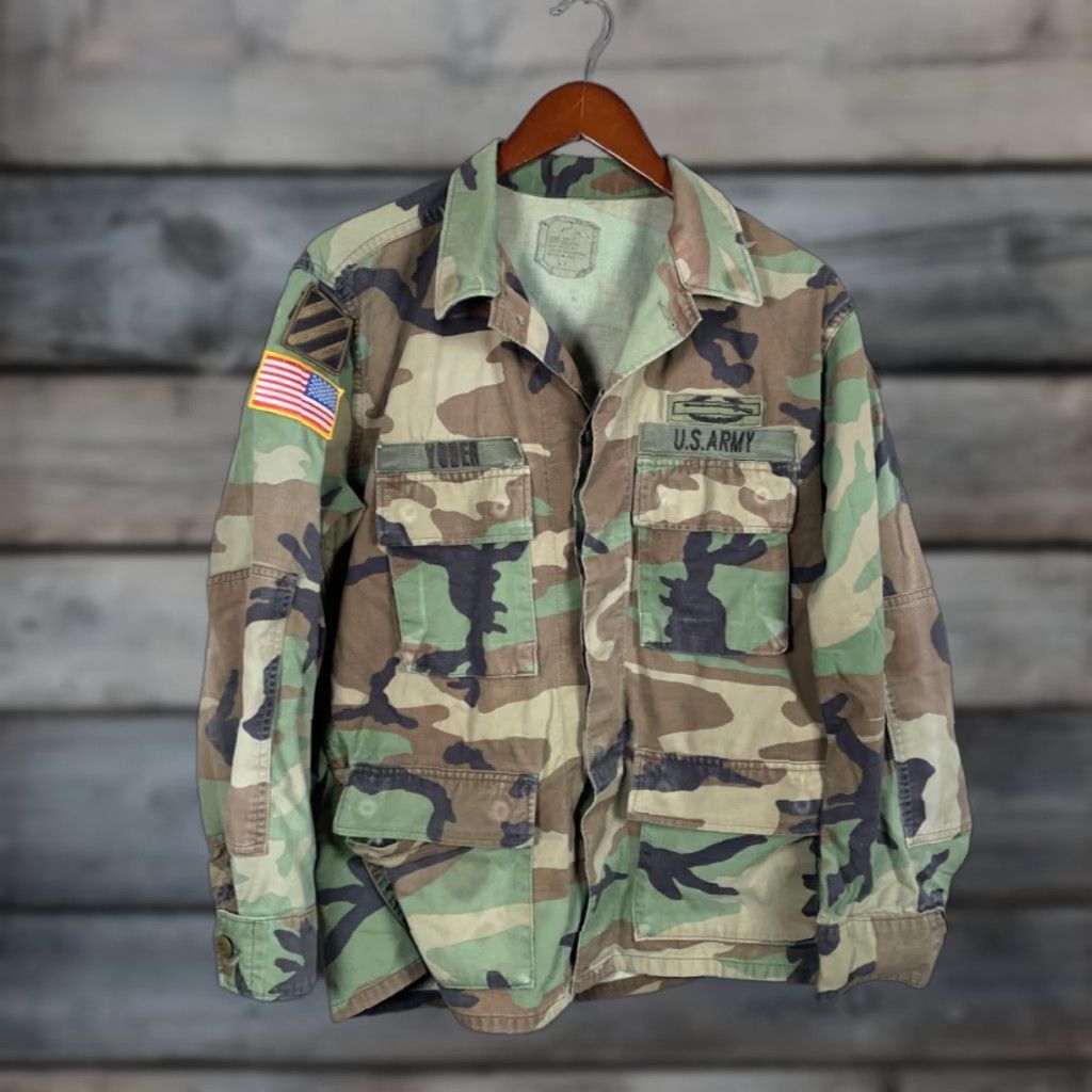 Vintage VINTAGE Military Jacket Mens Short Woodland Camouflage Army with Patches Carbon Hill 80s Retro Outdoor Army Jacket Short Green Regular Mens Size US 31 - 1 Thumbnail