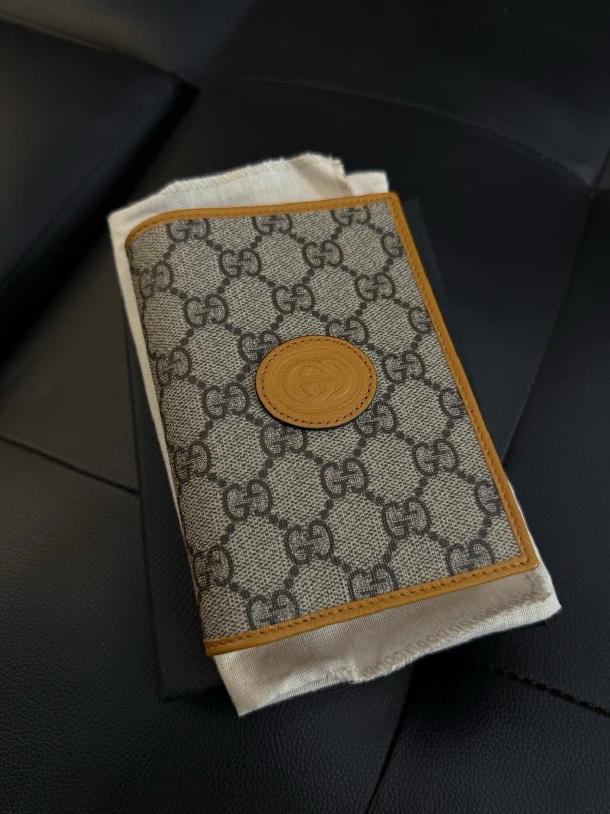 Gucci Authentic GUCCI GG Supreme Orchre Leather Passport Holder Size ONE SIZE - 3 Thumbnail