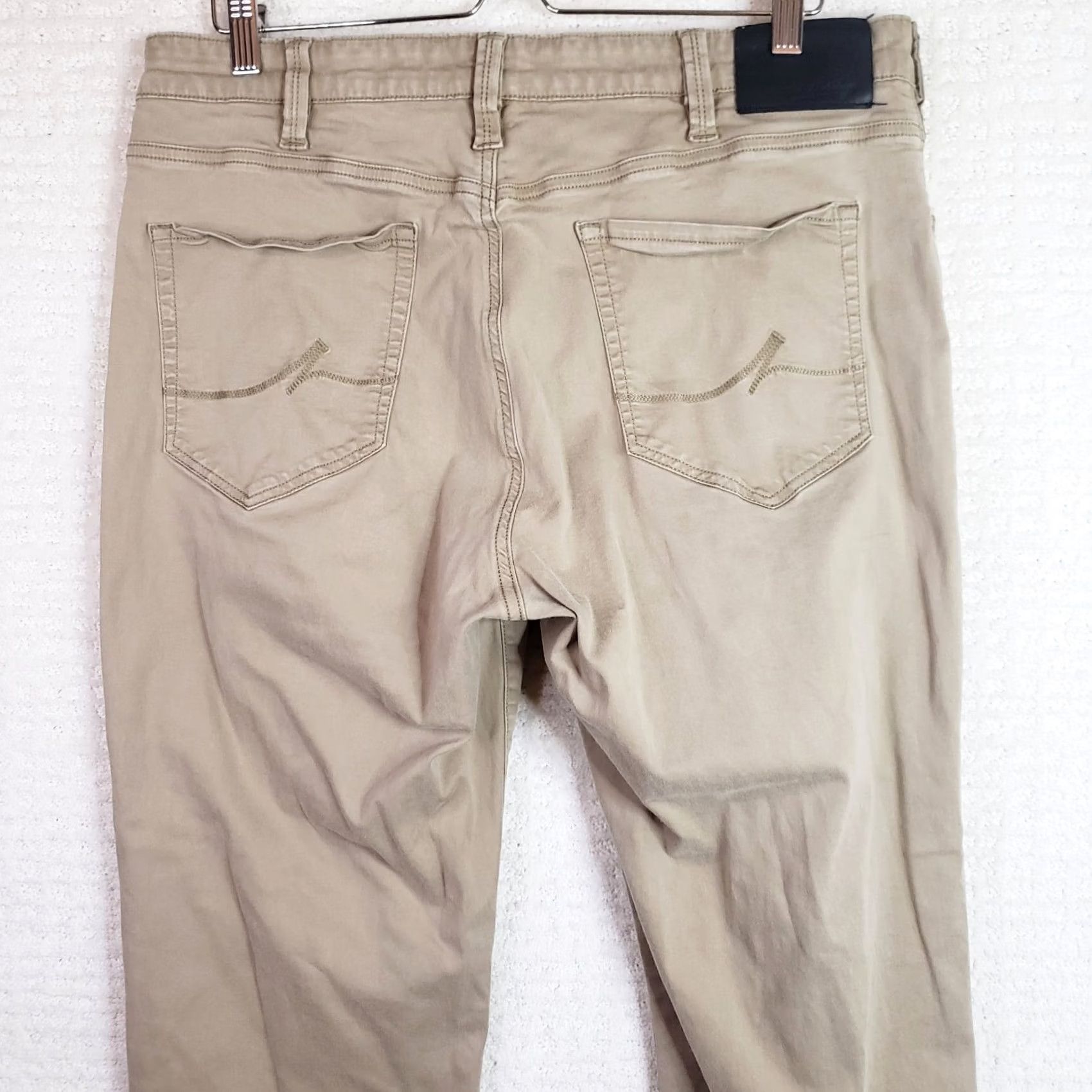 Vintage 34 Heritage Charisma Pants Mens 38x32 Beige Chino 5-Pocket Mid Rise Straight Front Jeans Style Logo Buttons Belt Loops Casual Comfort Vintage No N/A Size US 38 / EU 54 - 7 Thumbnail