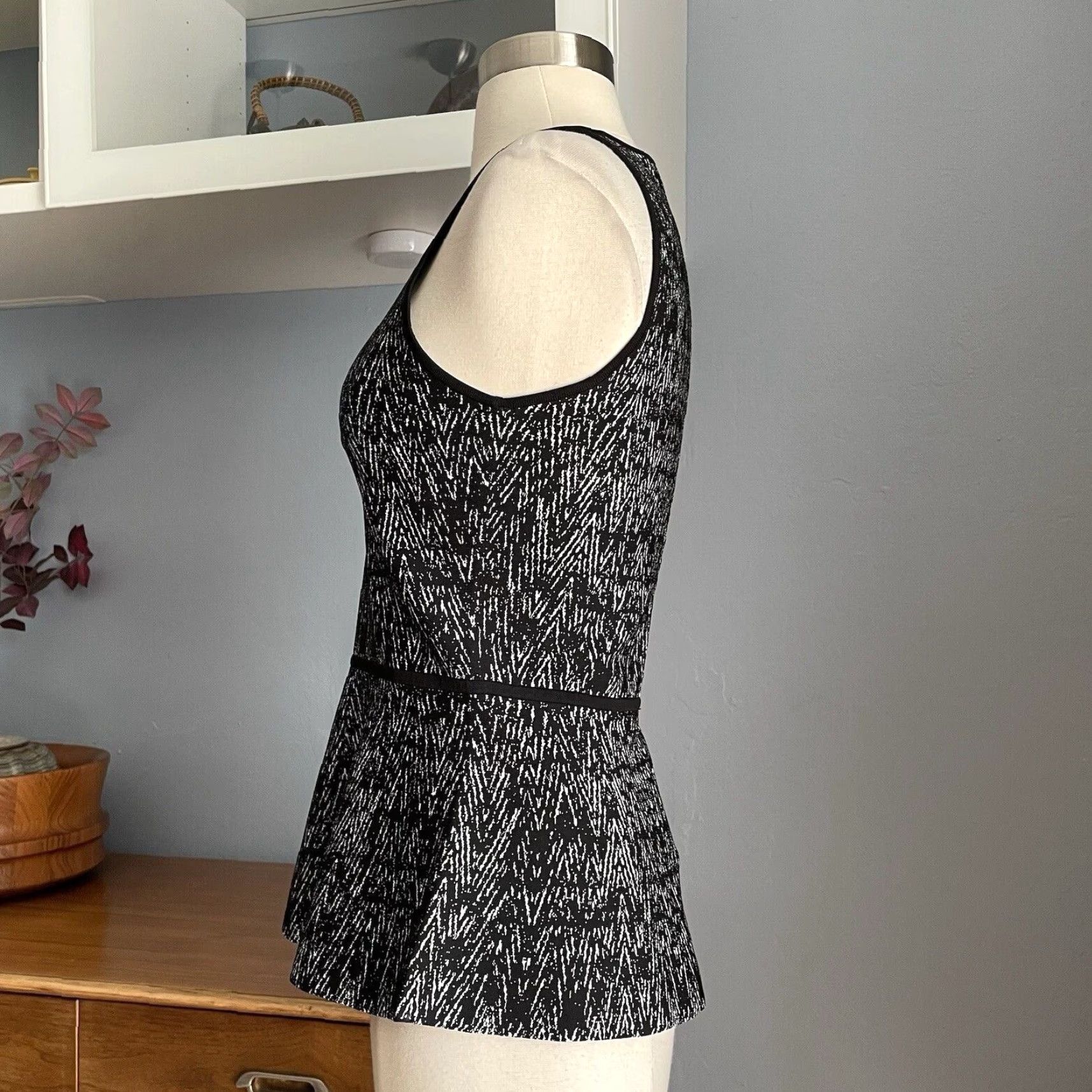 Roland Mouret Roland Mouret Blouse Sleeveless Knit Peplum Top Black White S Women Size S / US 4 / IT 40 - 3 Thumbnail