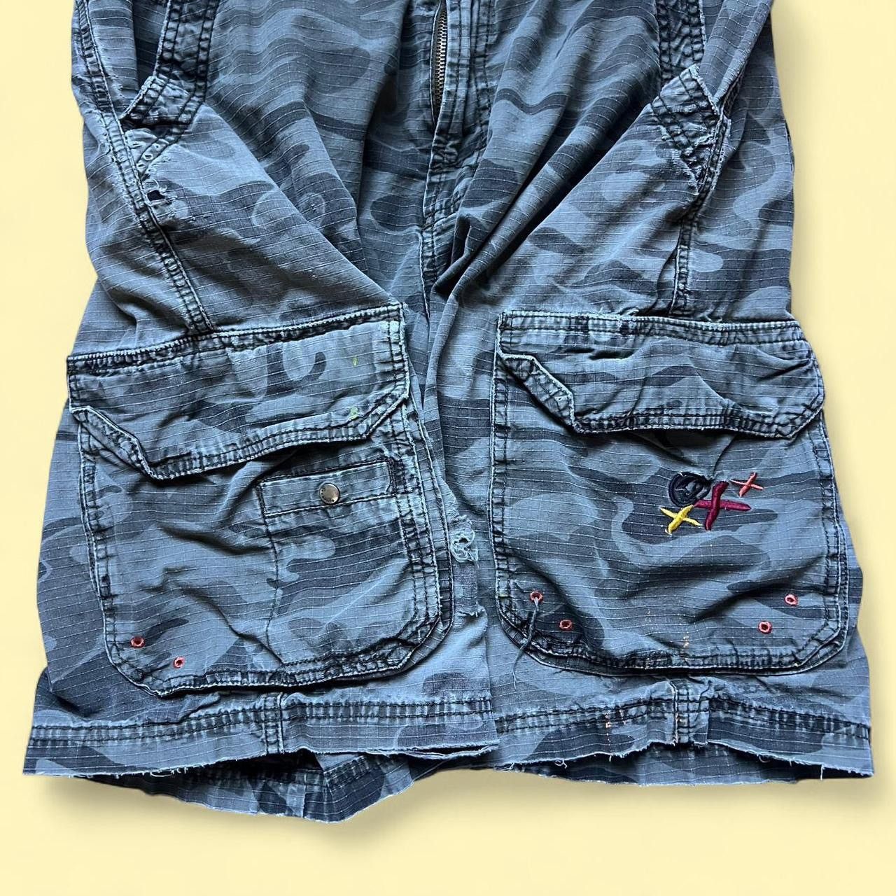 Billabong grayish camo distressed billabong cargo shorts, size 32 Size US 32 / EU 48 - 4 Thumbnail