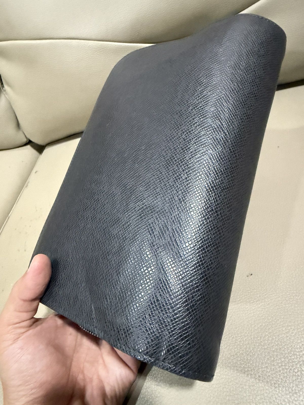 Louis Vuitton Authentic Louis Vuitton Taiga Black Clutch Size ONE SIZE - 9 Thumbnail