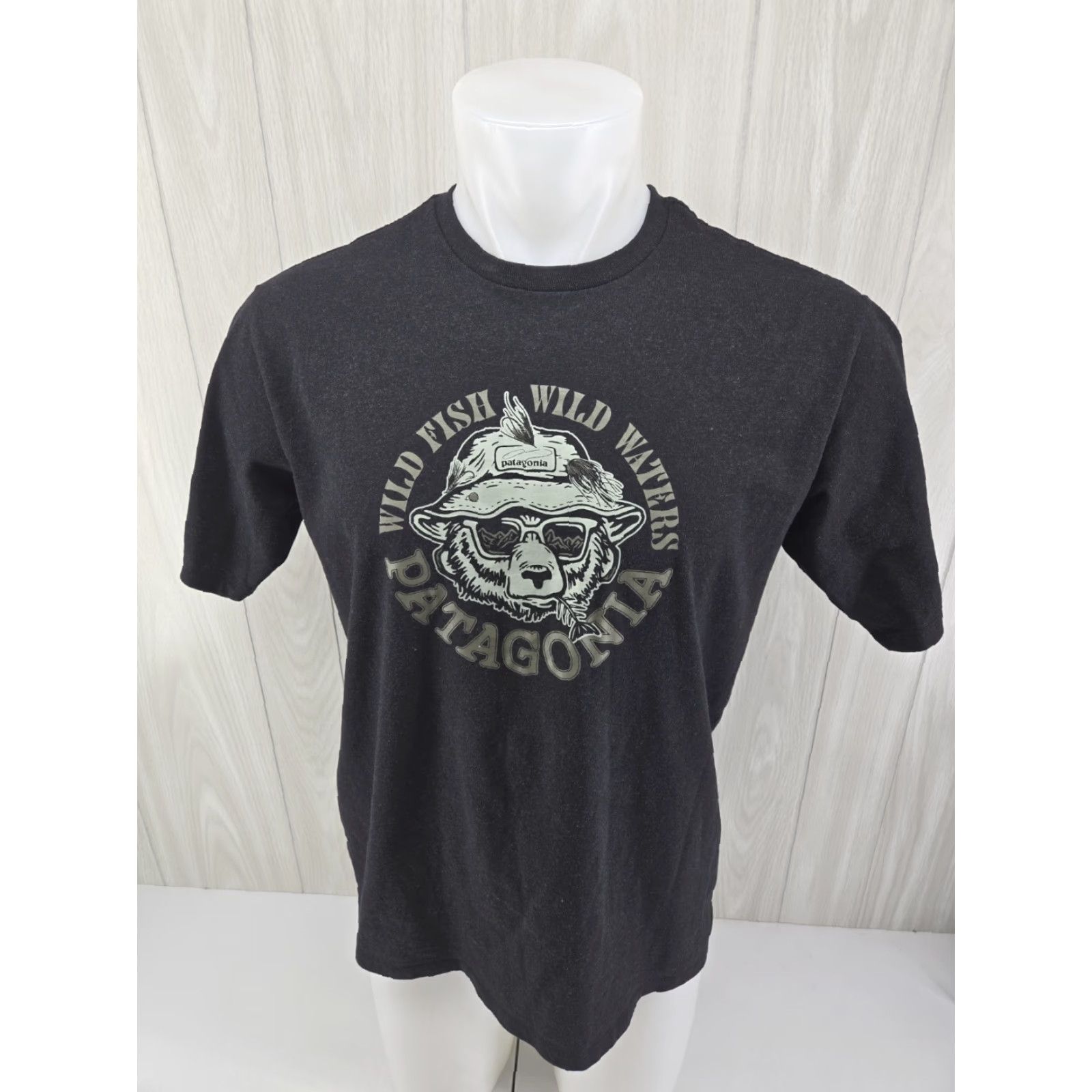 Patagonia Patagonia Mens SMALL Crewneck T Shirt Bear Wild Fish Waters Charcoal Black Size US S / EU 44-46 / 1 - 2 Thumbnail