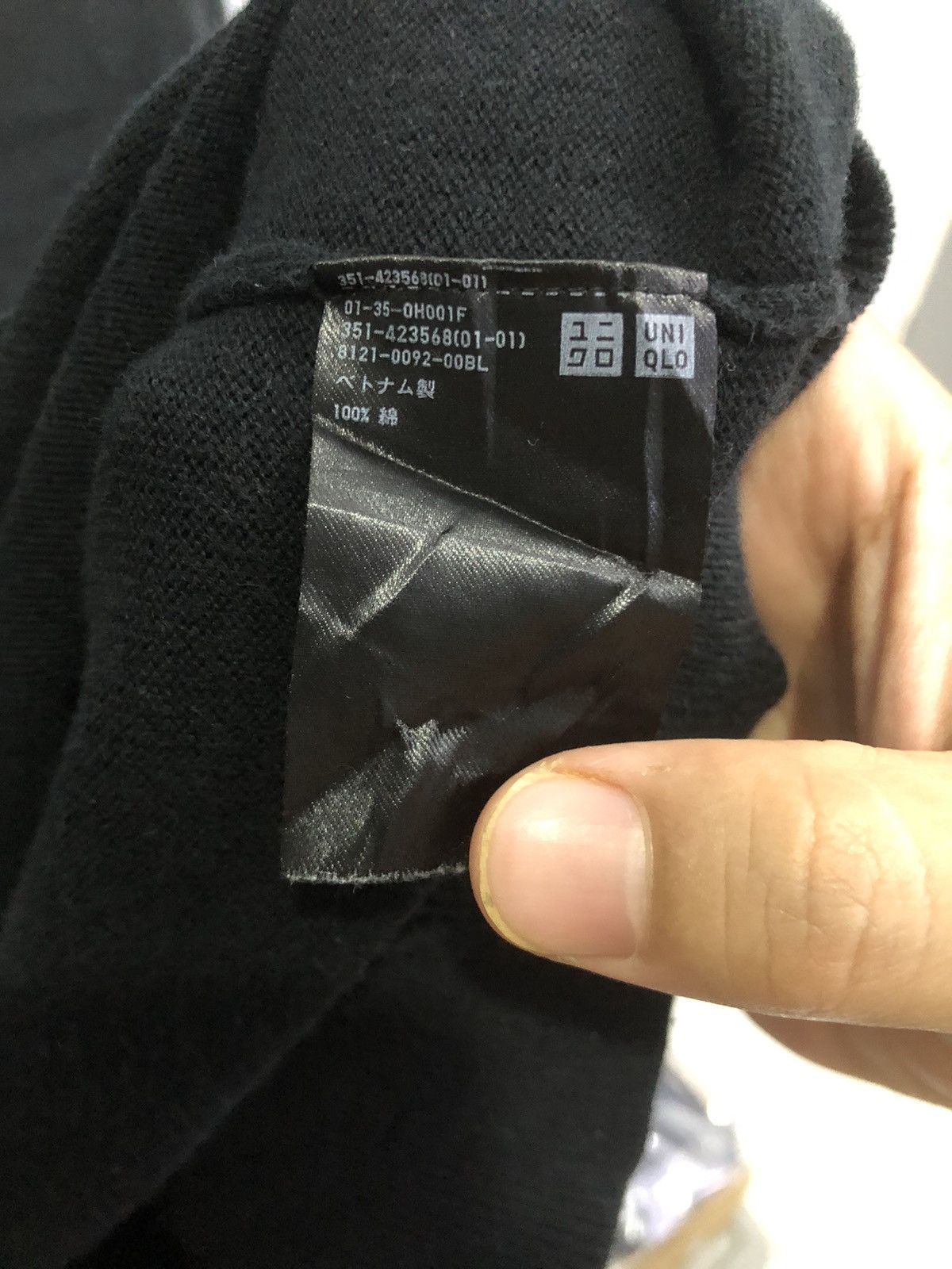 Uniqlo Uniqlo Black V-Neck Knit Pullover Sweater Size US L / EU 52-54 / 3 - 7 Thumbnail