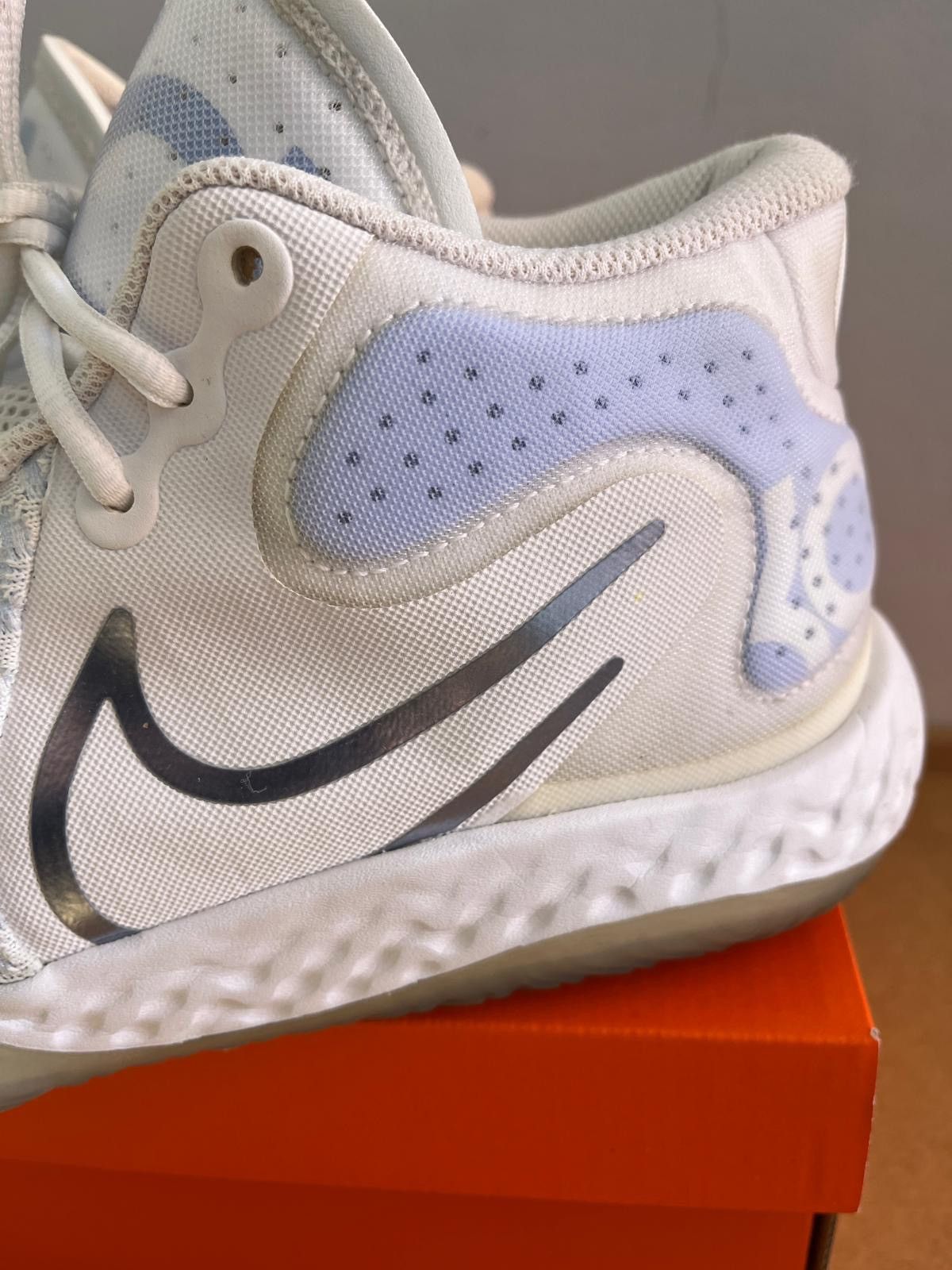 Nike NIKE KD TREY 5 VIII WHITE ROYAL TINT Size US 9.5 / EU 42-43 - 6 Thumbnail