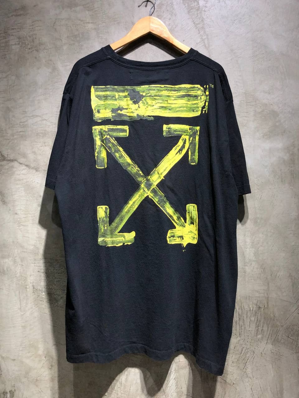 image of Off White Off-White Acrylic Arrows Tee Fit 3-4Xl in Black, Men's (Size 2XL)