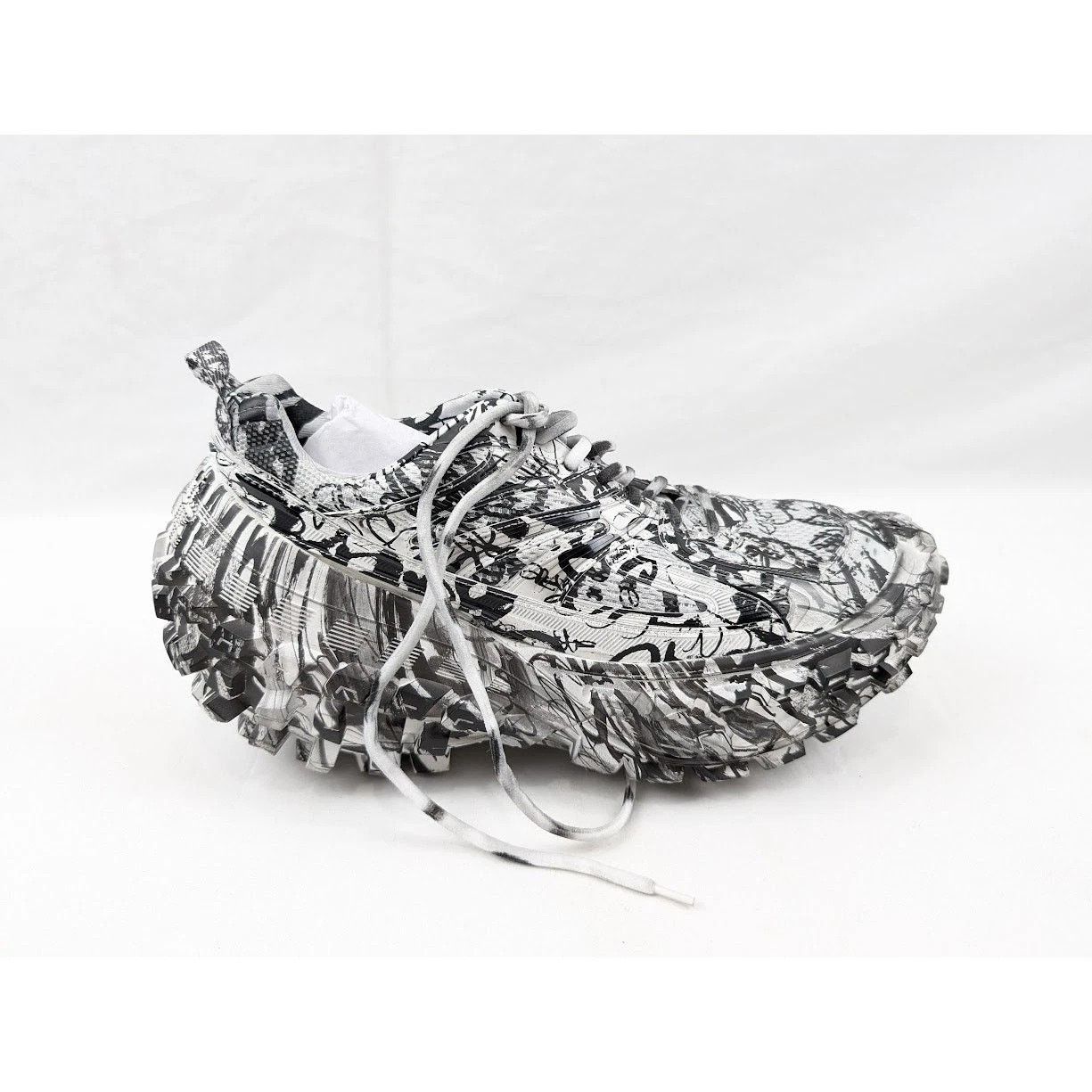 Balenciaga o1rshd1 Bouncer Extreme Graffiti Print in White/Black Size US 10 / EU 43 - 10 Thumbnail