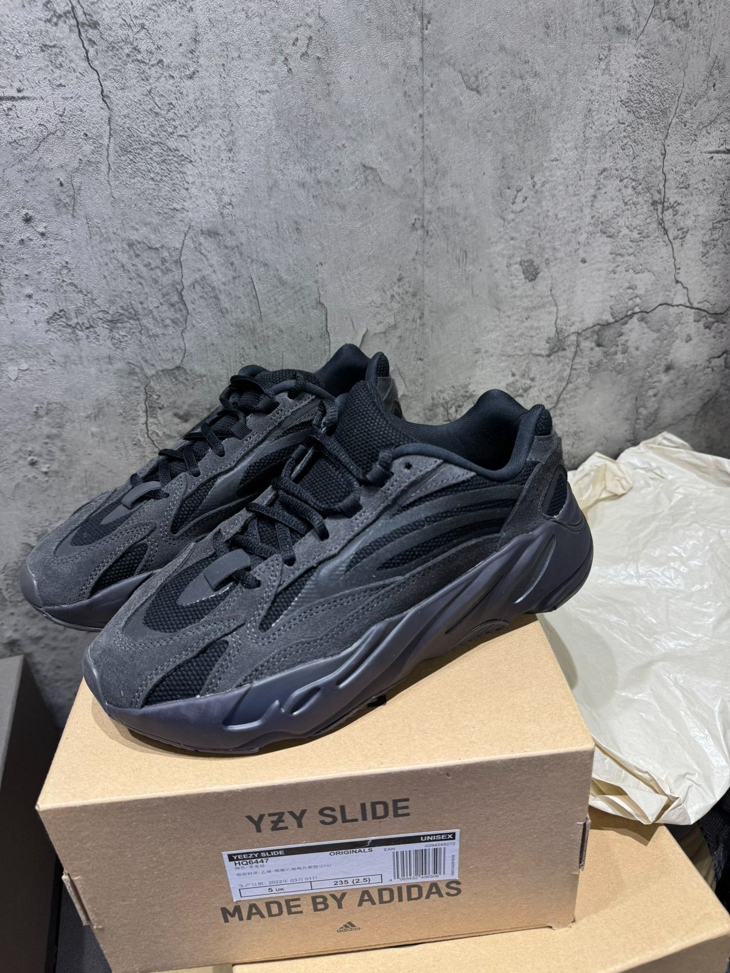 Adidas Adidas YEEZY700 Black Lowtop Sneakers 37 Men Size US 5 / EU 37 - 1 Thumbnail