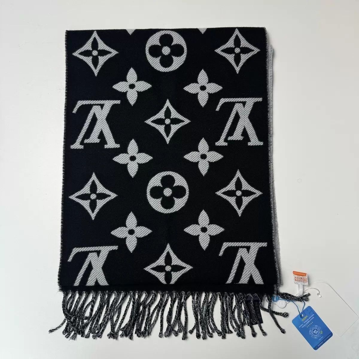 Louis Vuitton LV 97 New Black Gray All-Over Logo Wool Scarf Size ONE SIZE - 2 Thumbnail