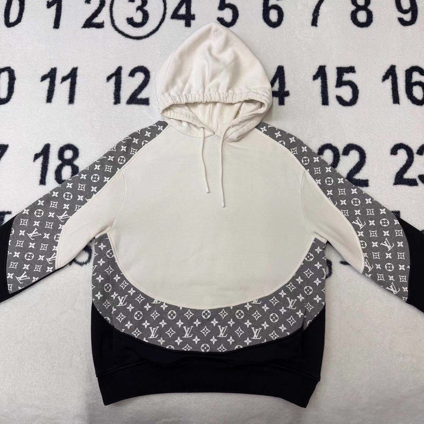 Louis Vuitton LV Black, White & Gray MonogramPrint Circle Hoodie Q10 Size US S / EU 44-46 / 1 - 1 Thumbnail