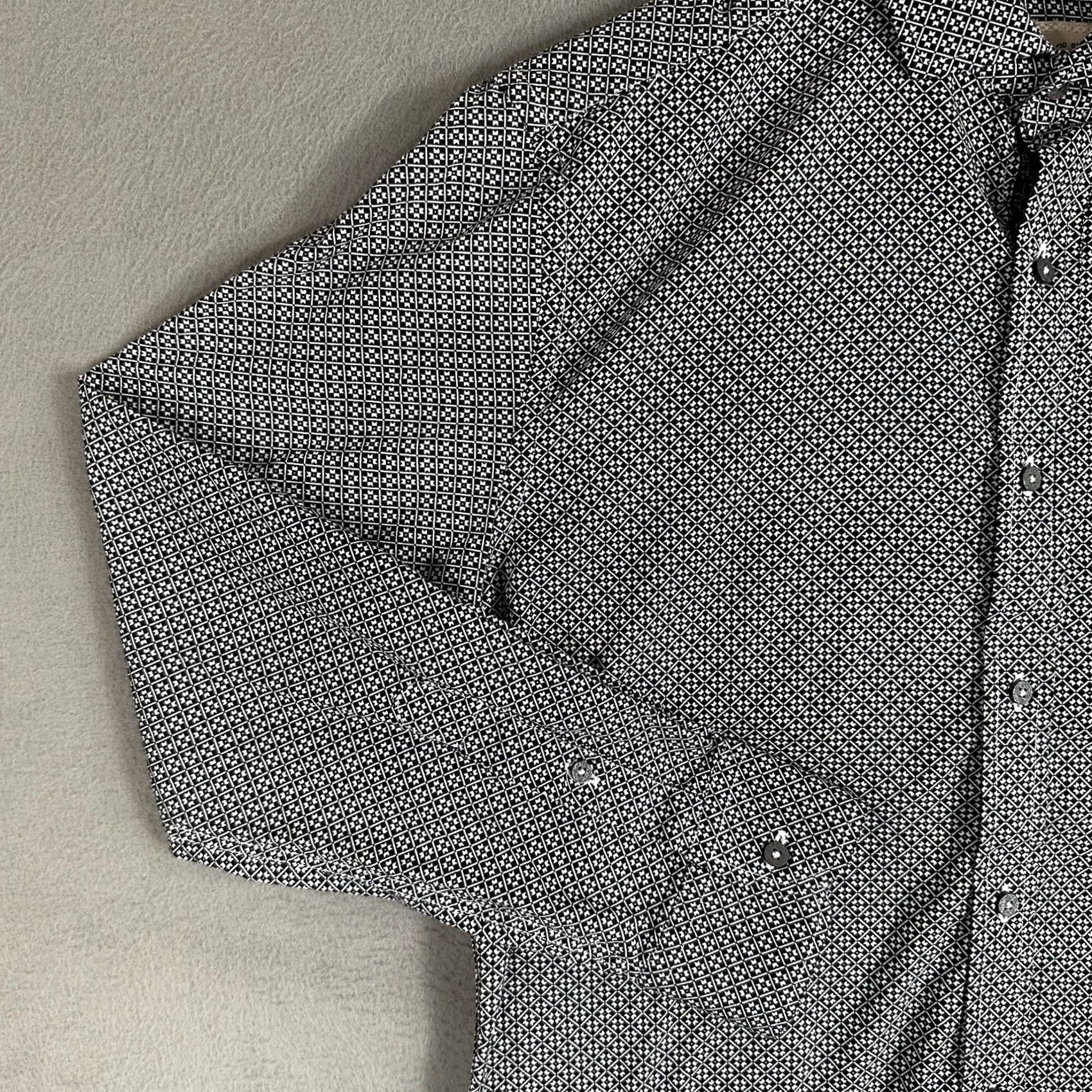 Other 1 Like No Other Shirt Mens Black White Geometric Limited Edition Button-Up Size 15 293/500 EUC Size US M / EU 48-50 / 2 - 6 Thumbnail