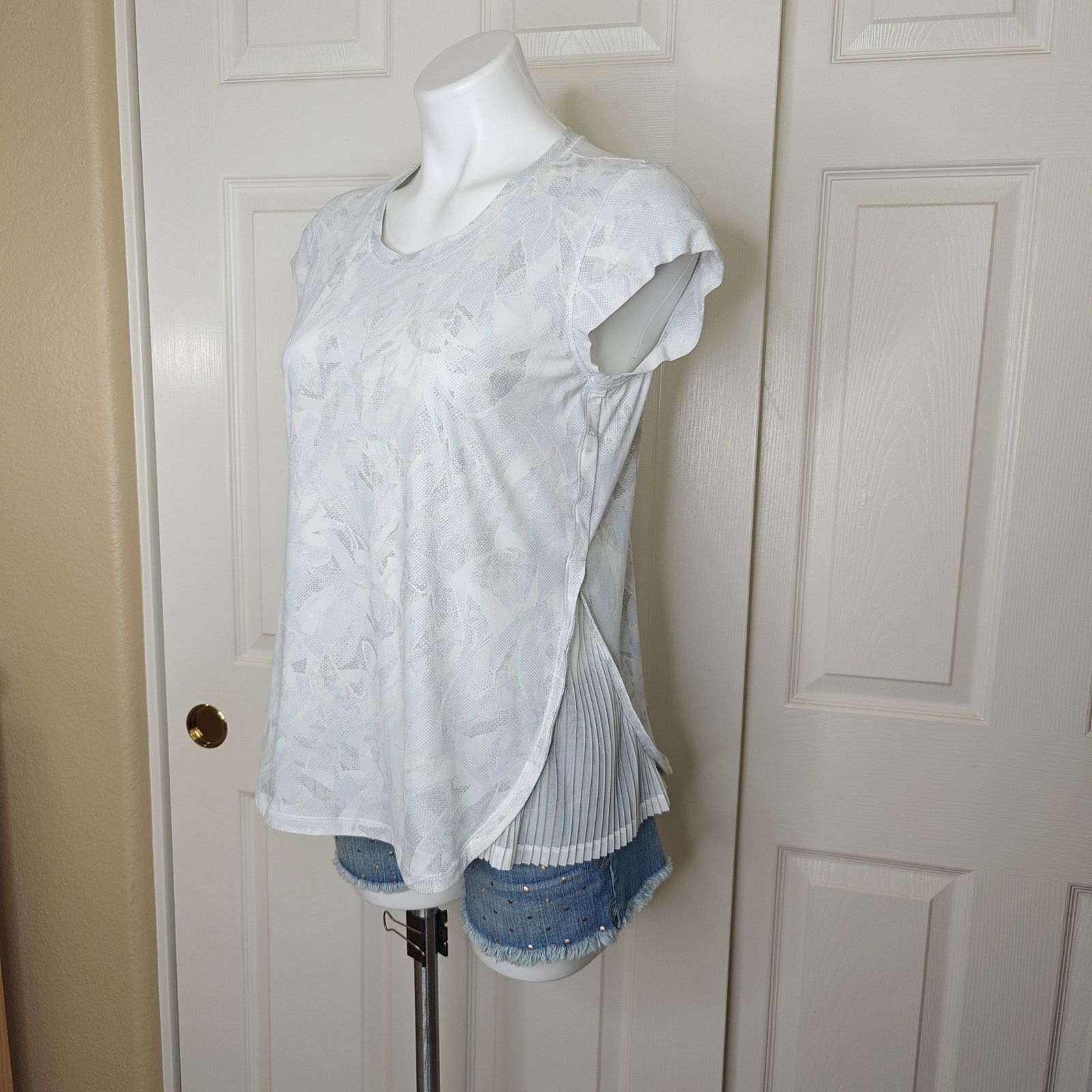 Lululemon Lululemon Just Pleat It Short Sleeve Top Jasmine White Multi Size M / US 6-8 / IT 42-44 - 2 Thumbnail