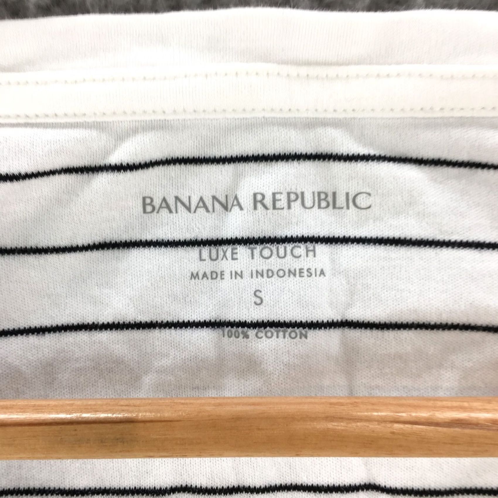 Banana Republic Banana Republic Tee Tshirt Womens Small White Striped Cotton Luxe Touch V-Neck Shirt Womens Small White Striped Cotton Luxe Touch V-Neck Size S / US 4 / IT 40 - 5 Thumbnail