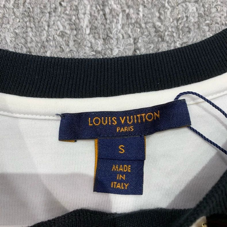Louis Vuitton Louis Vuitton White Valentine limited love lipstick logo c Size S / US 4 / IT 40 - 6 Thumbnail
