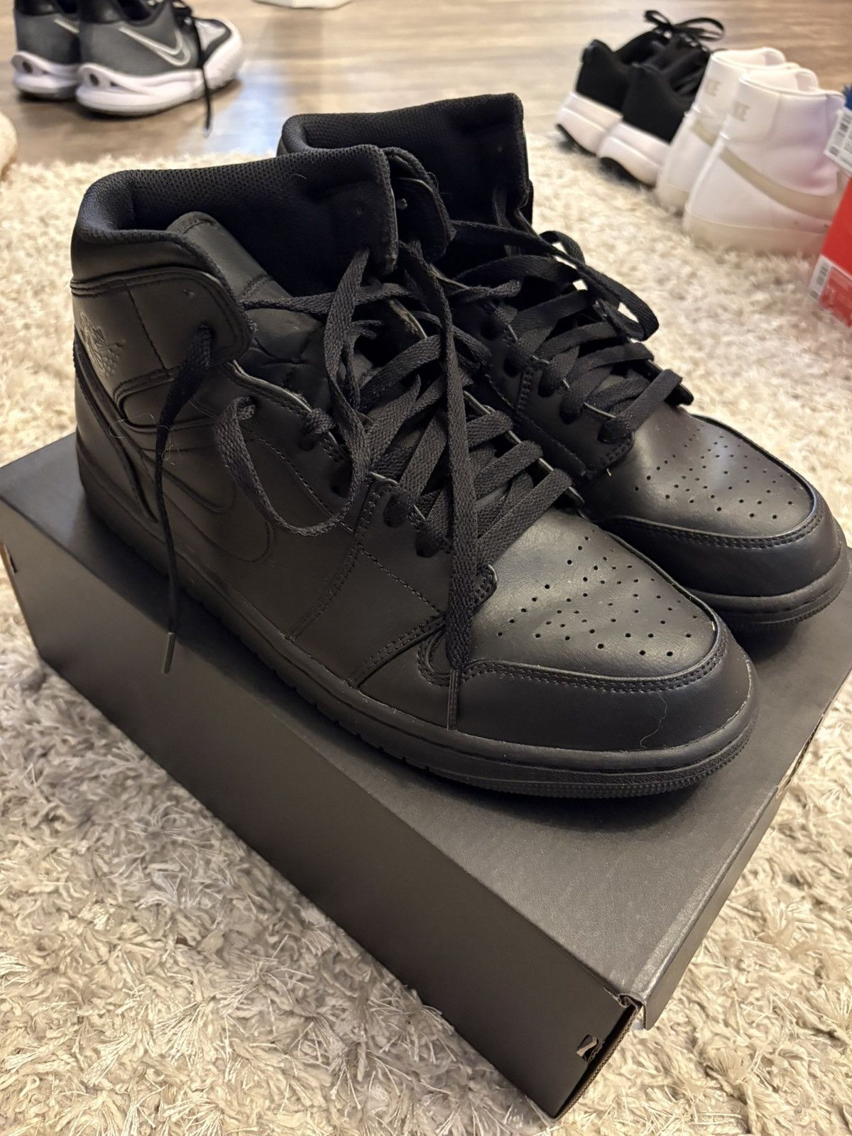 Jordan Brand Air Jordan 1 Mid Size US 11 / EU 44 - 1 Thumbnail