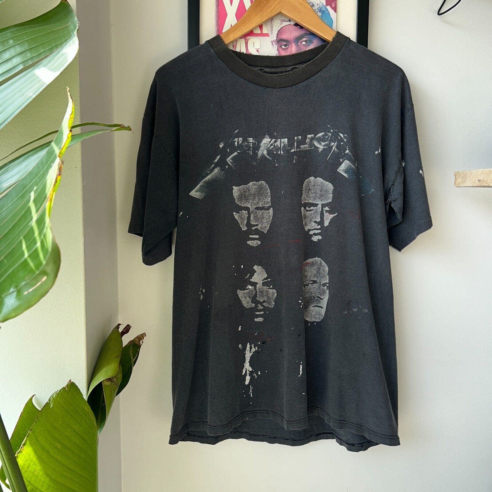 Metallica VINTAGE 1991 | Metallica Black Tour Thrashed Band T-Shirt L Size US L / EU 52-54 / 3 - 1 Thumbnail