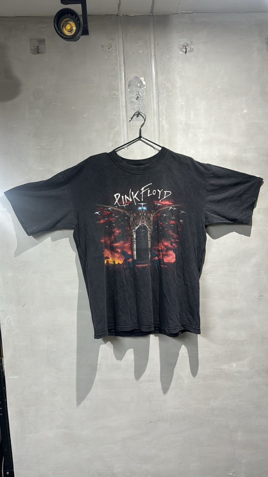 Band Tees × Pink Floyd × Vintage Vintage 90s Pink Floyd The Wall Tshirt Size US L / EU 52-54 / 3 - 2 Thumbnail