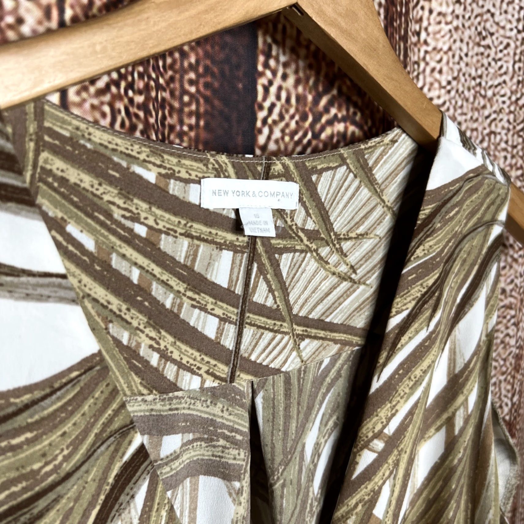 Vintage New York & Company Jumpsuit Palm Print Beige V-Neck Sz 16 Women Size 38" / US 16 / IT 52 - 4 Thumbnail